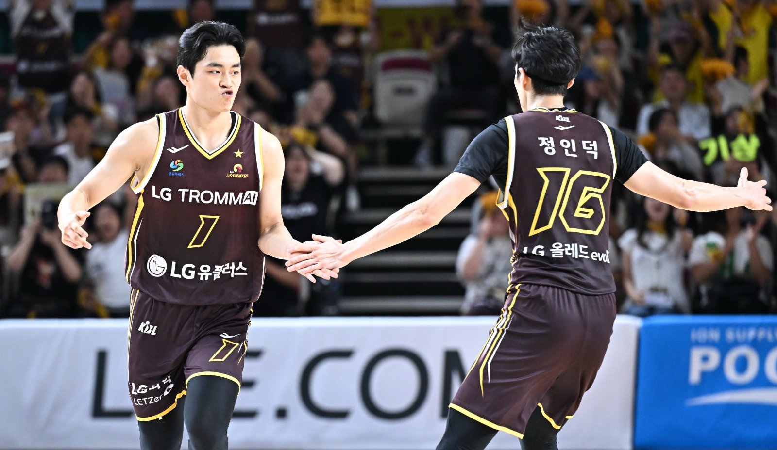 LG 유기상(1번)은 12일 창원실내체육관에서 열린 KT와 맞대결에서 3점슛 5개와 함께 17득점을 터트려 팀 승리를 견인했다. 사진제공|KBL