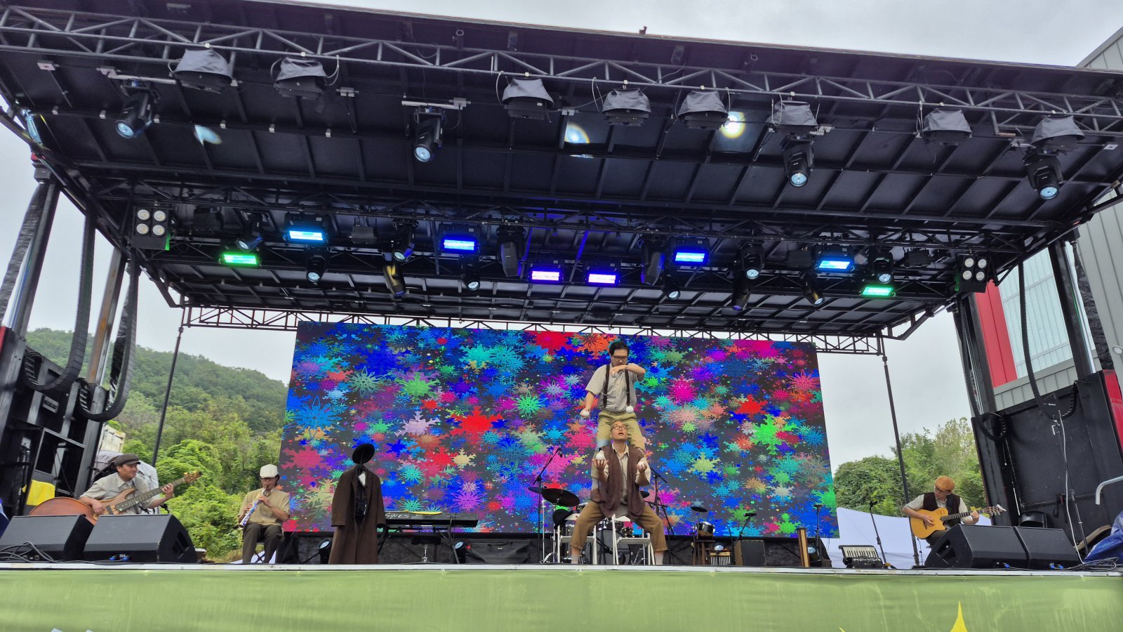 서커스와 코미디를 융합한 독특한 장르의 공연을 선보인 팀 퍼니스트. 파주 | 양형모 기자