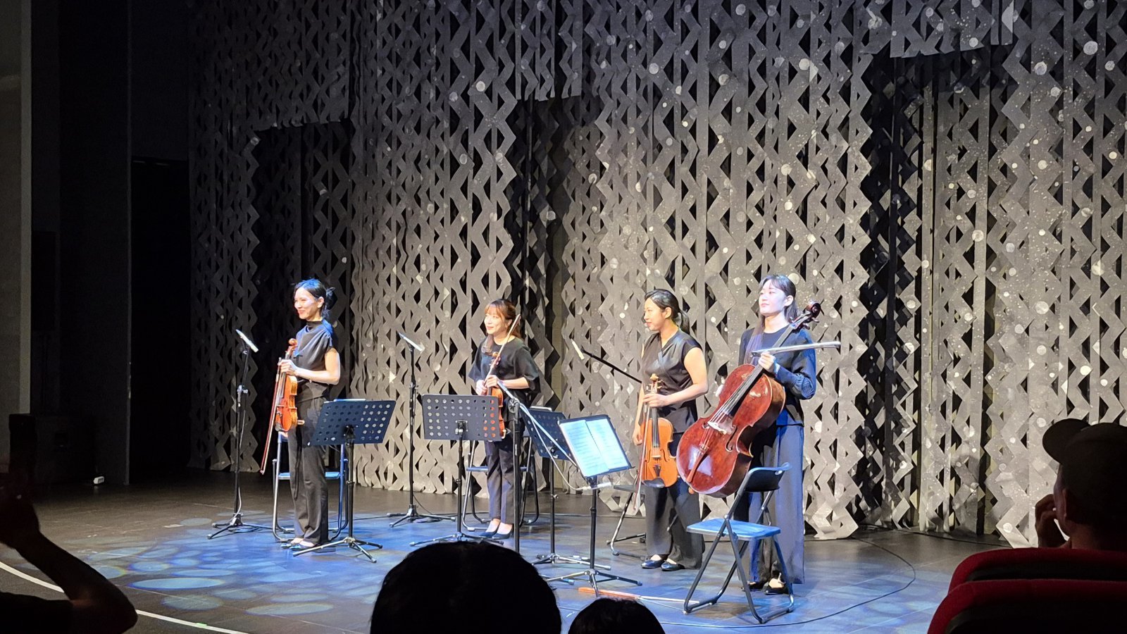 헤이리 챔버 앙상블 멤버들이 공연 후 인사하고 있다. 파주 | 양형모 기자