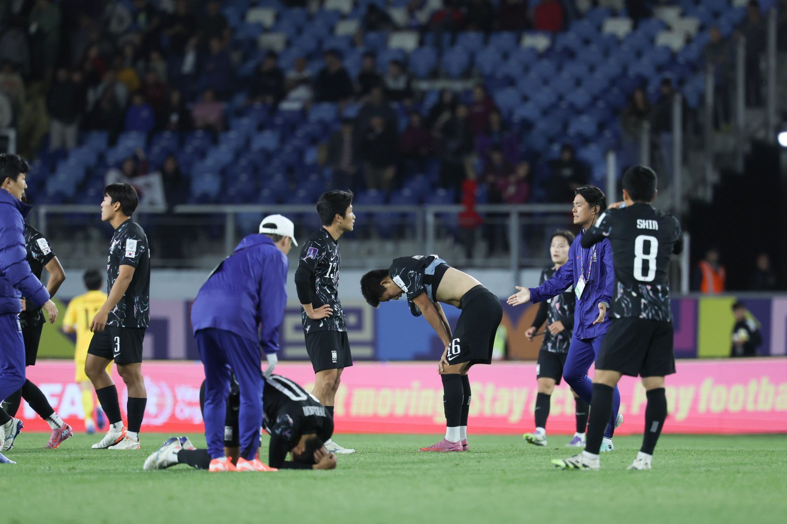 U-20 축구국가대표팀 선수들이 10일(한국시간) 칠레 랑카과의 에스타디오 엘 테니엔테에서 열린 모로코와 2025 칠레 U-20 월드컵 16강에서 1-2로 진 뒤 아쉬워하고 있다. 양민혁, 박승수, 윤도영, 강민우 등 핵심 선수들의 차출이 불발된 탓에 완전체 전력을 꾸리지 못하며 3대회 연속 4강 진출에 실패했다. 사진제공│KFA