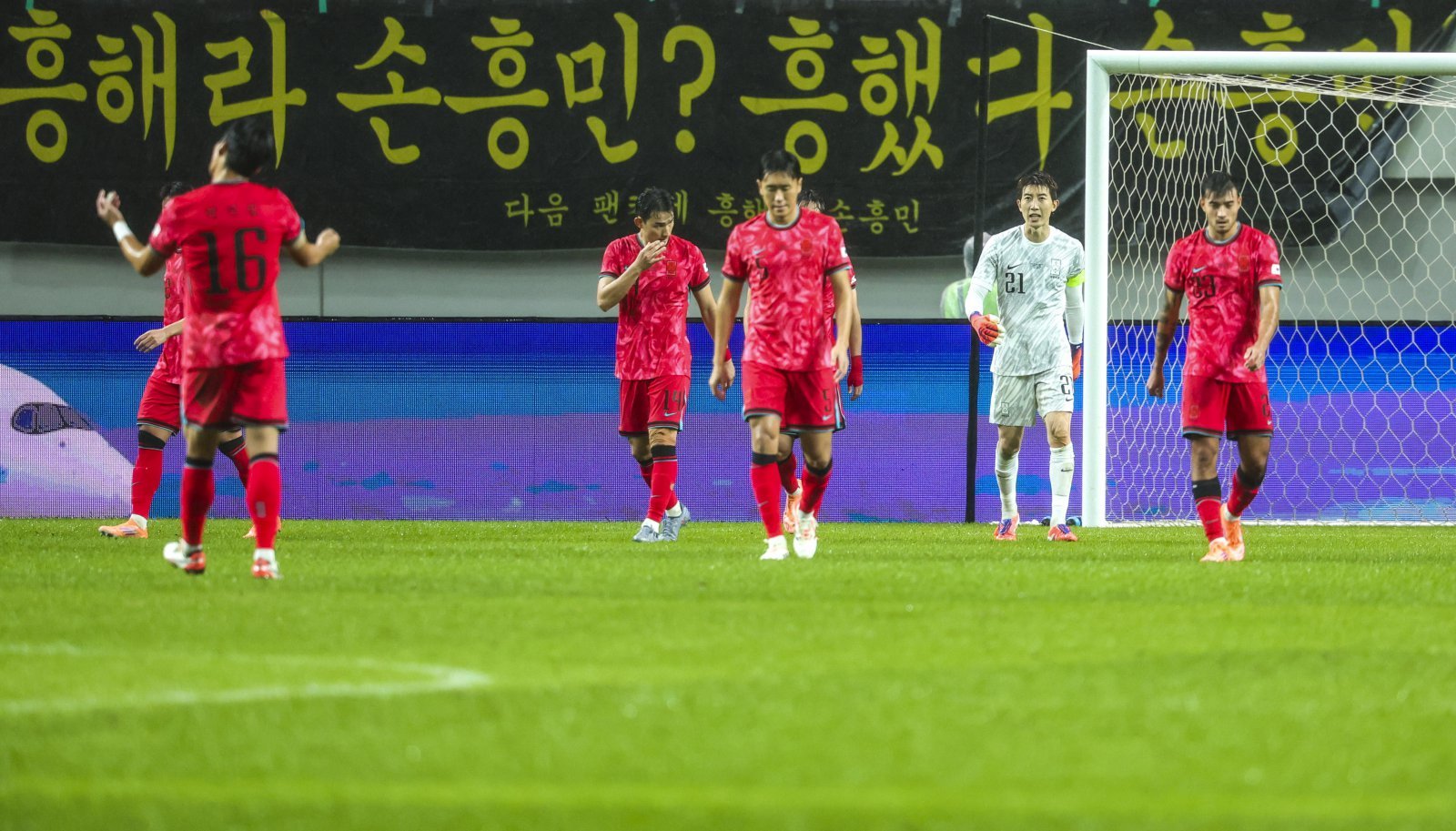 축구대표팀 선수들이 10일 서울월드컵경기장에서 열린 브라질과 친선경기에서 5번째 실점을 허용한 뒤 침통한 표정을 짓고 있다. 상암|뉴시스