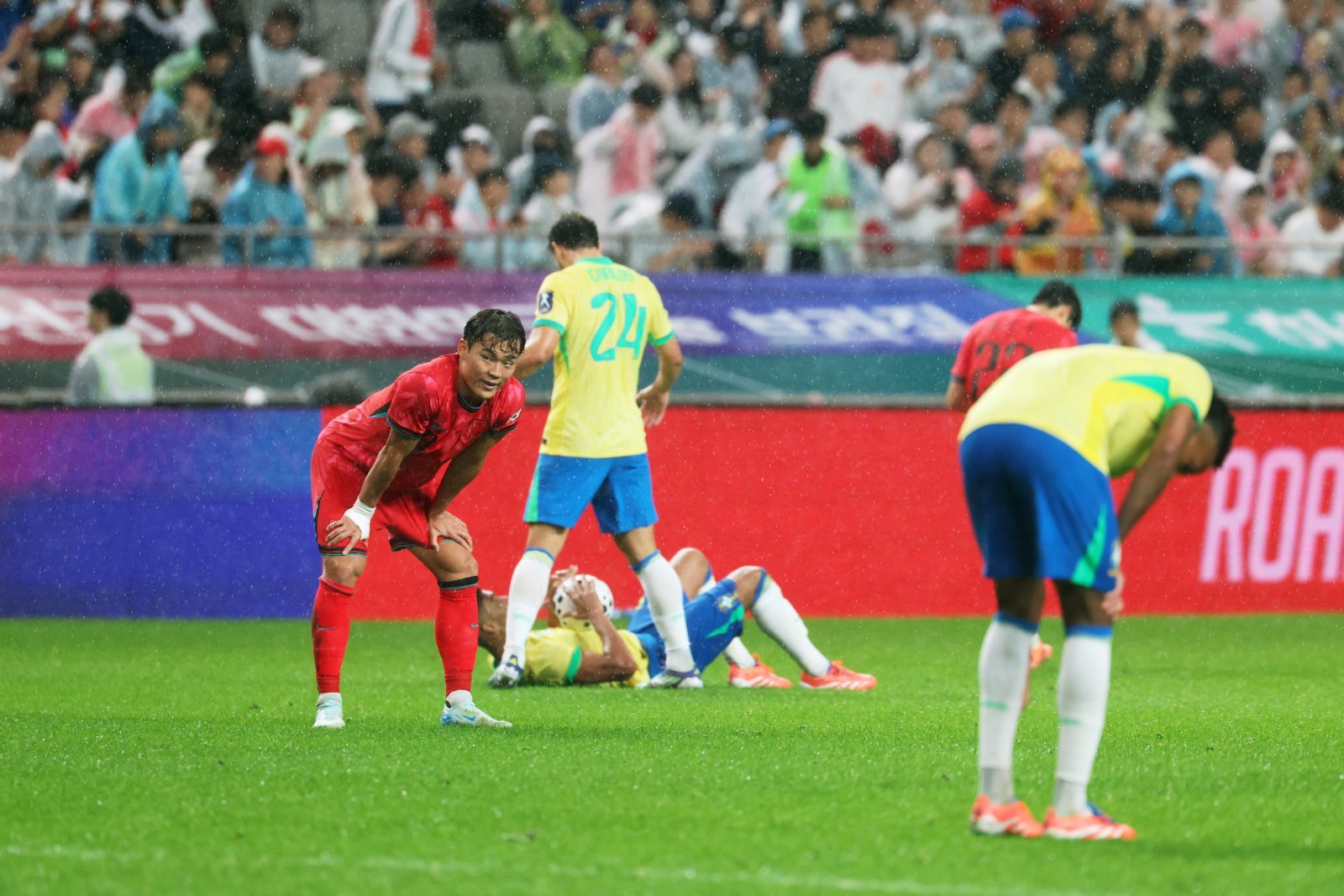 축구대표팀 공격수 오현규(왼쪽)가 10일 서울월드컵경기장에서 열린 브라질과 친선전에서 0-5 대패를 당한 뒤 아쉬워하고 있다. 사진제공|대한축구협회