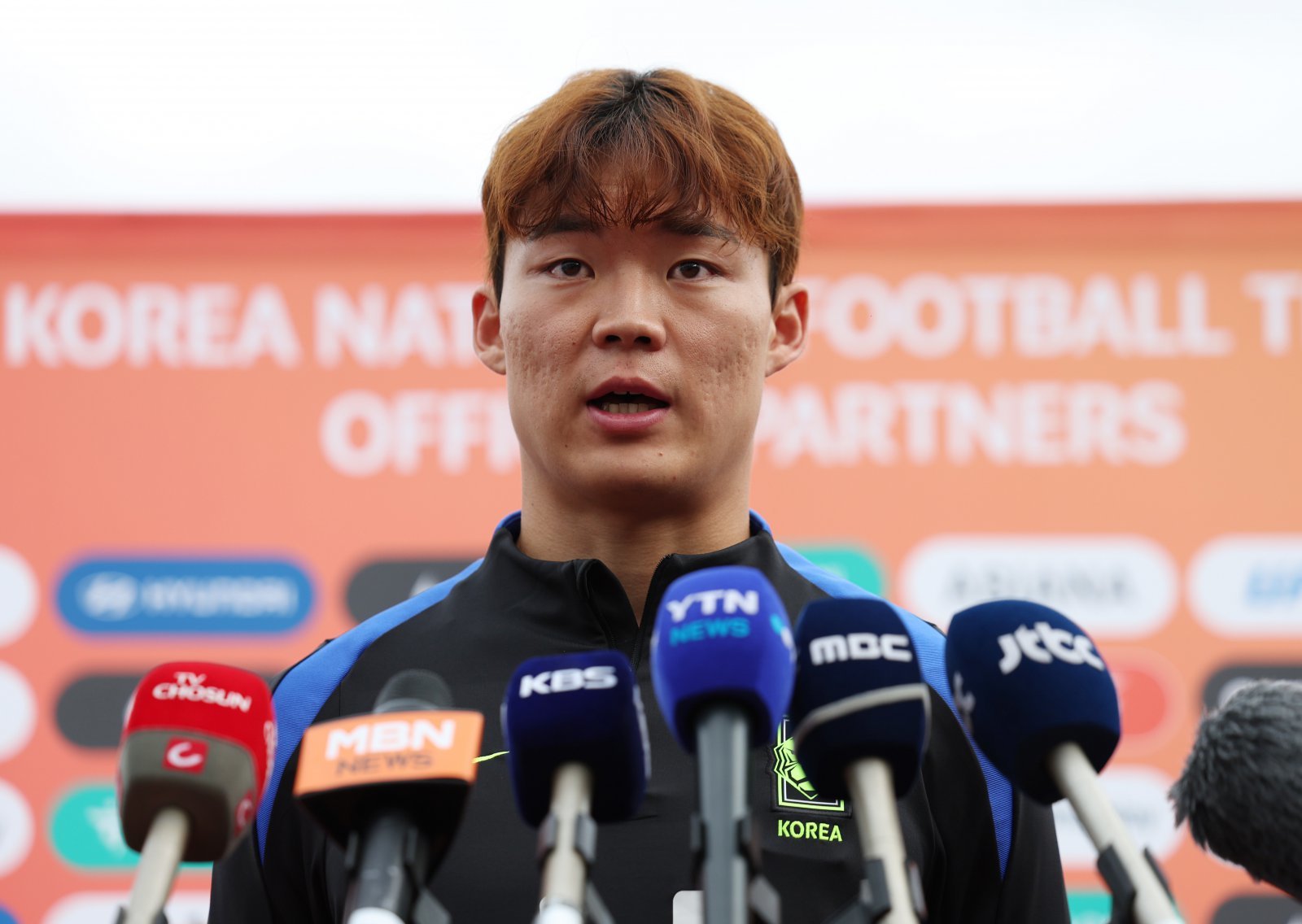 축구대표팀 공격수 오현규는 12일 고양종합운동장 보조경기장에서 열린 훈련에 앞서 “브라질전을 통해 많이 배웠다. 오히려 그런 강팀과 상대할 때 더 희열을 느낀다”며 14일 파라과이전 필승을 다짐했다. 고양|뉴시스