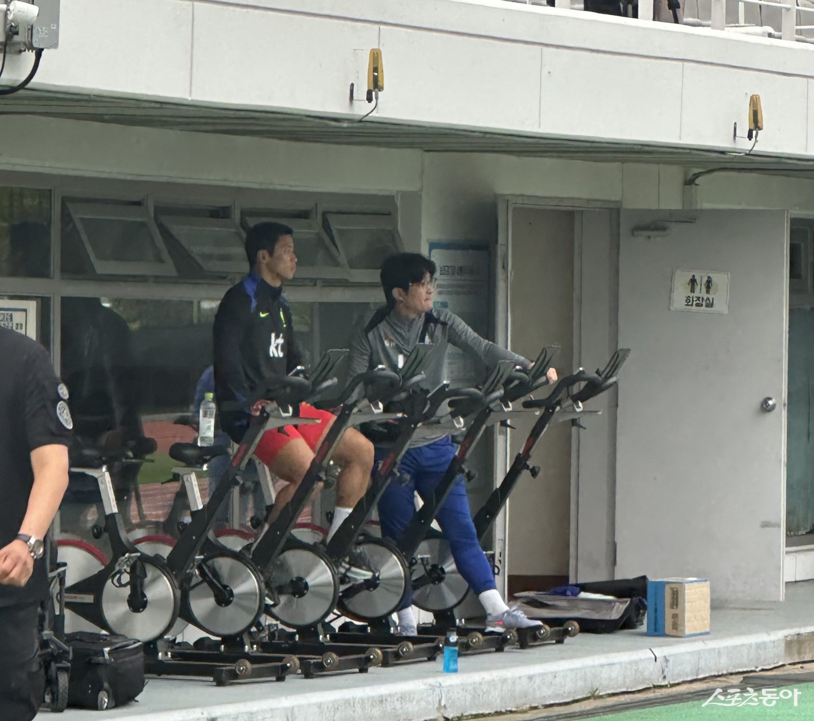 축구대표팀 공격수 황희찬(왼쪽)이 12일 고양종합운동장 보조경기장에서 열린 대표팀 훈련에서 혼자 사이클을 타며 몸 상태를 점검하고 있다. 고양|백현기 기자 hkbaek@donga.com
