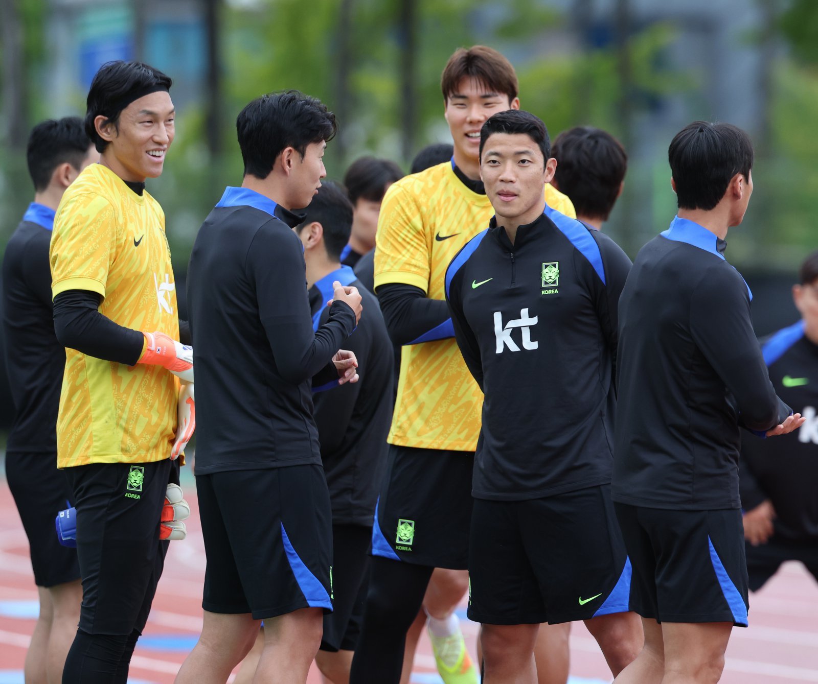 축구대표팀 공격수 황희찬(오른쪽 두 번째)이 12일 고양종합운동장 보조경기장에서 열린 대표팀 훈련에서 동료들과 이야기하고 있다. 고양|뉴시스
