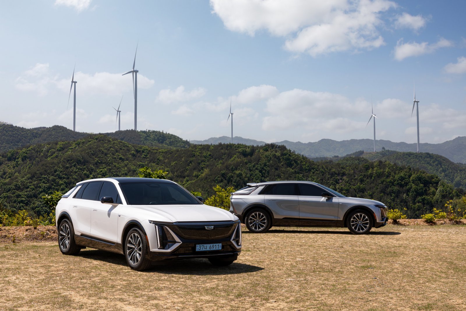 캐딜락은 전기 SUV 리릭을 통해 브랜드 디자인 언어의 진화를 제시한다. 블랙 크리스탈 쉴드와 디지털 레인 조명을 적용한 전면부, 세로형 리어램프와 유려한 캐릭터 라인 등을 통해 고급스러운 비례감을 완성했다. 사진제공|GM