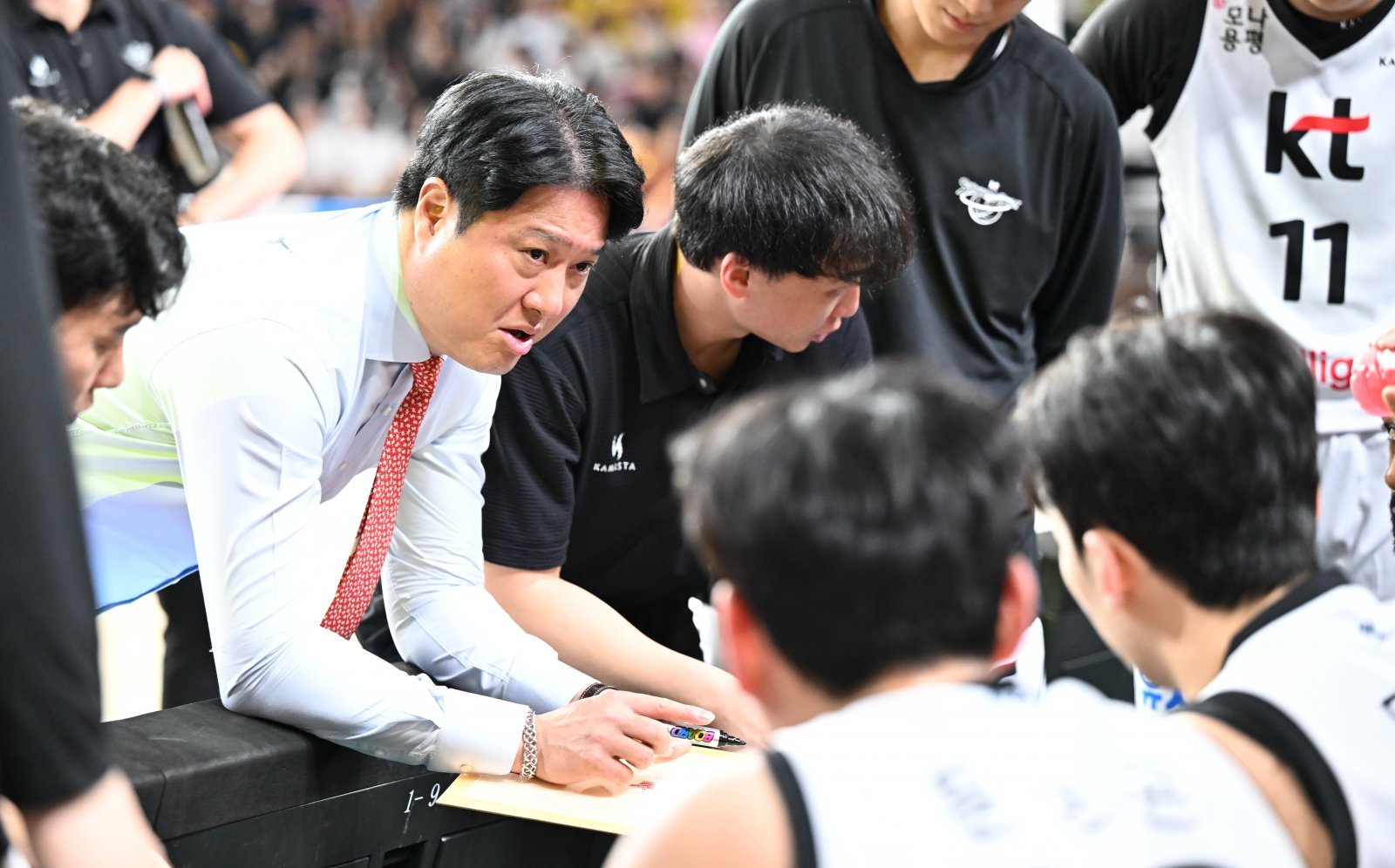 KT는 12일 창원실내체육관서 열린 LG와 맞대결서 53-69로 패했다. 야투 성공률이 저조하며 문경은 감독(왼쪽 첫 번째)의 머리를 아프게 하고 있다. 사진제공|KBL