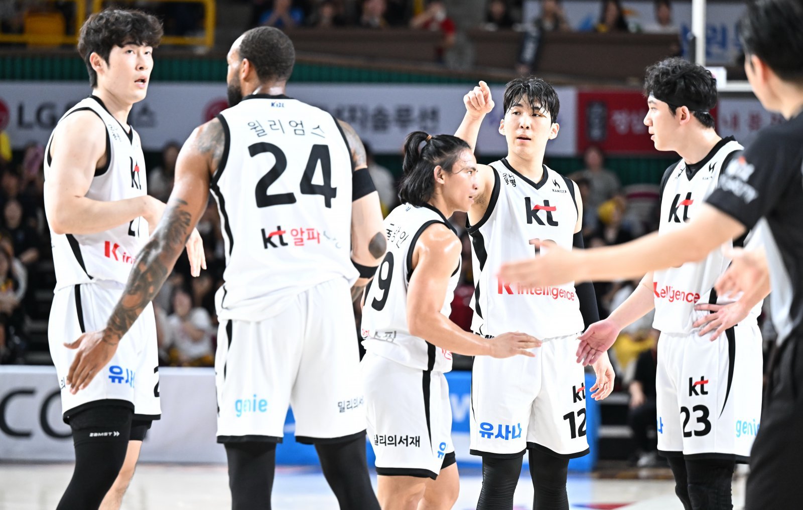 KT는 12일 창원실내체육관서 열린 LG와 맞대결서 53-69로 패했다. 야투 성공률이 저조하며 문경은 감독의 머리를 아프게 하고 있다. 사진제공|KBL