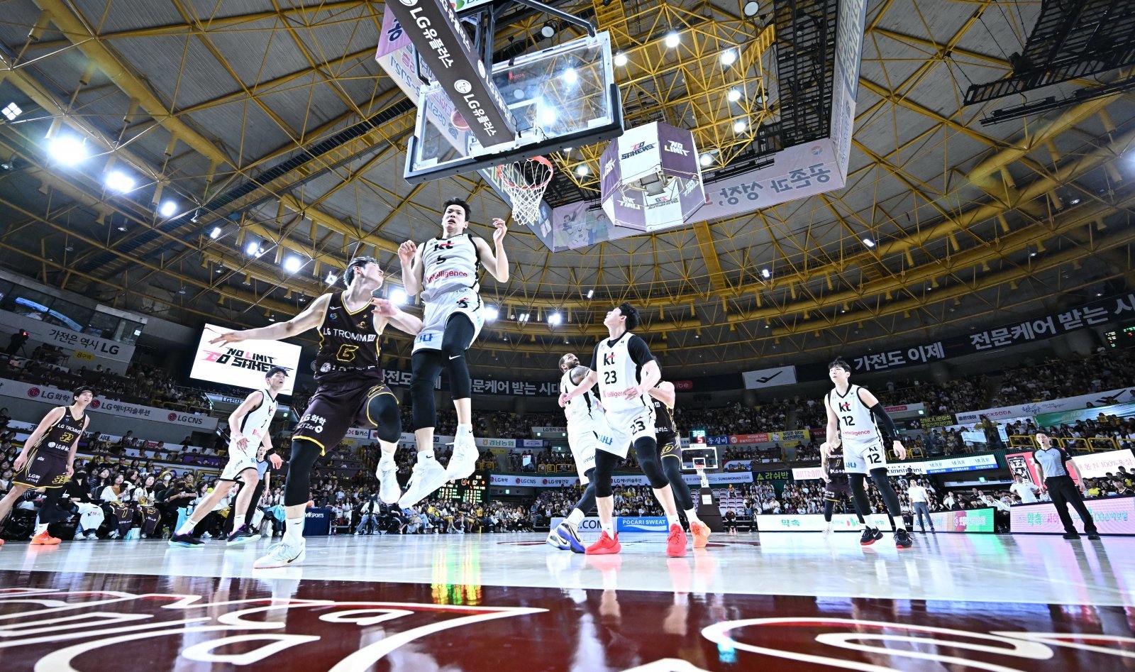 KT는 12일 창원실내체육관서 열린 LG와 맞대결서 53-69로 패했다. 야투 성공률이 저조하며 문경은 감독의 머리를 아프게 하고 있다. 사진제공|KBL