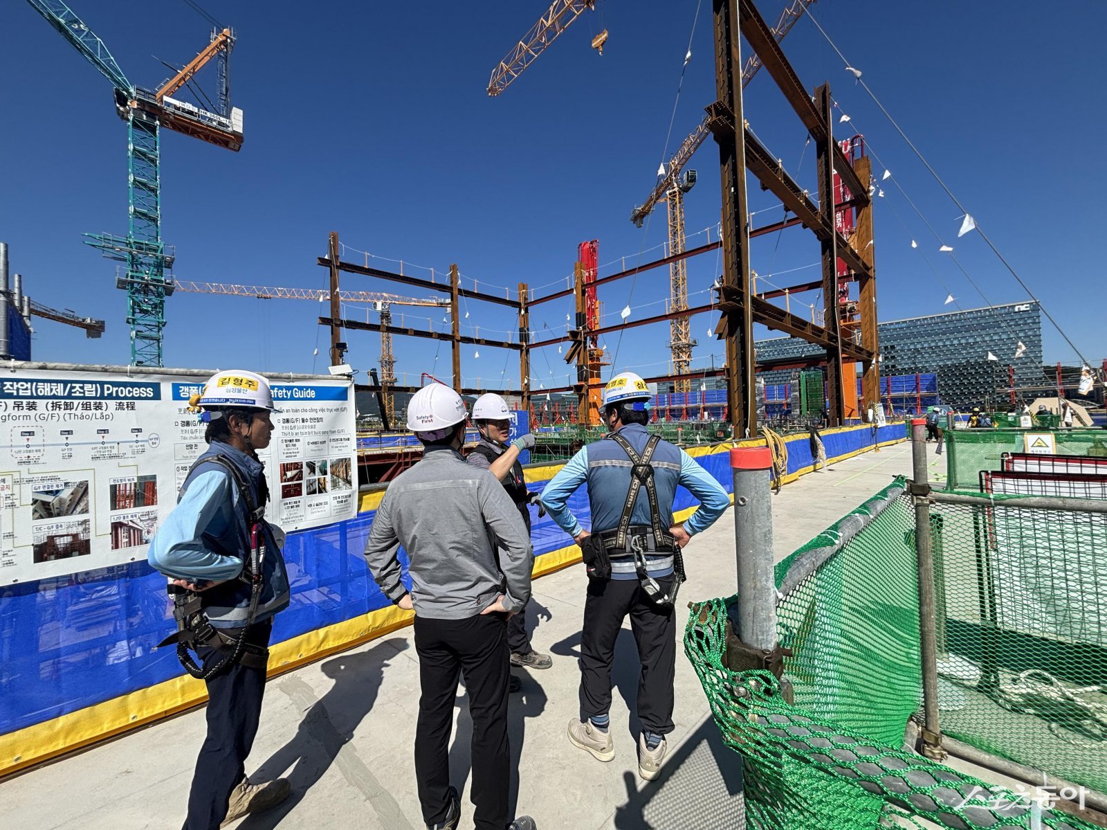 성남시 관계자들이 한 대형 건축공사장에 대한 안전점검을 실시하고 있다. 사진제공ㅣ성남시