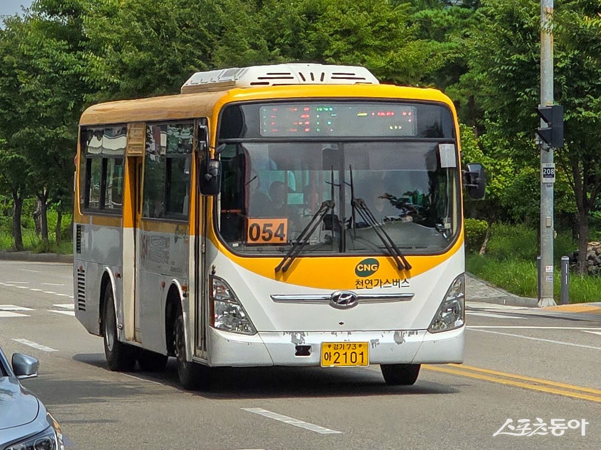 도로를 운행하고 있는 고양시 마을버스. 사진제공ㅣ고양시