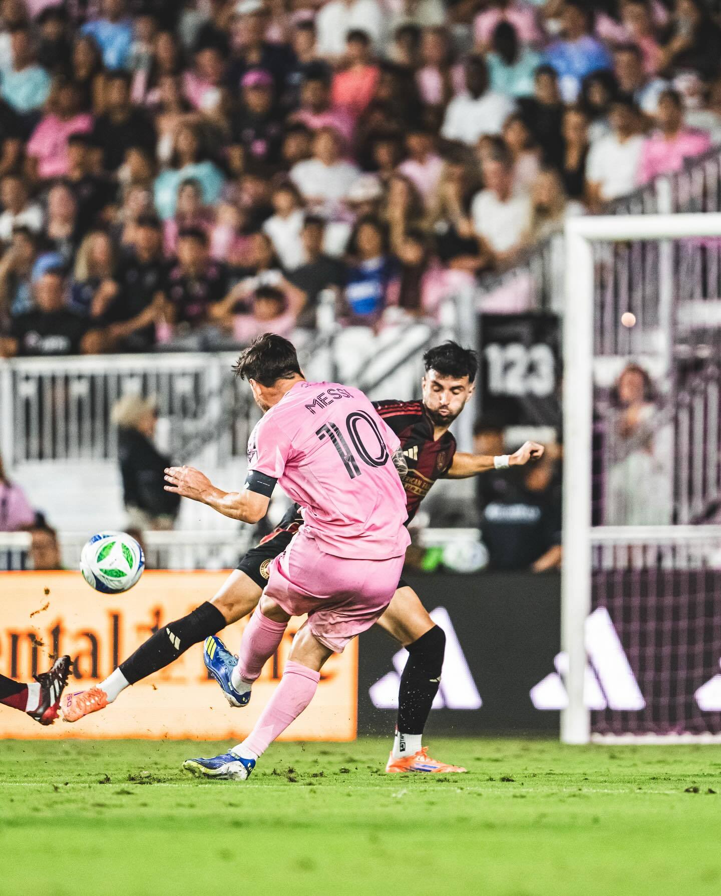 인터 마이애미 리오넬 메시는 12일(한국시간) 미국 플로리다 체이스 스타디움에서 열린 애틀랜타 유나이티드와의 MLS 정규리그 홈경기에서 멀티골을 터트리며 팀의 4-0 대승을 이끌었다. 이로써 메시는 시즌 26골을 기록, 득점 선두 자리를 단단히 굳혔다. LAFC 드니 부앙가는 24골로 2위로 밀렸다. 사진출처|인터 마이애미 페이스북