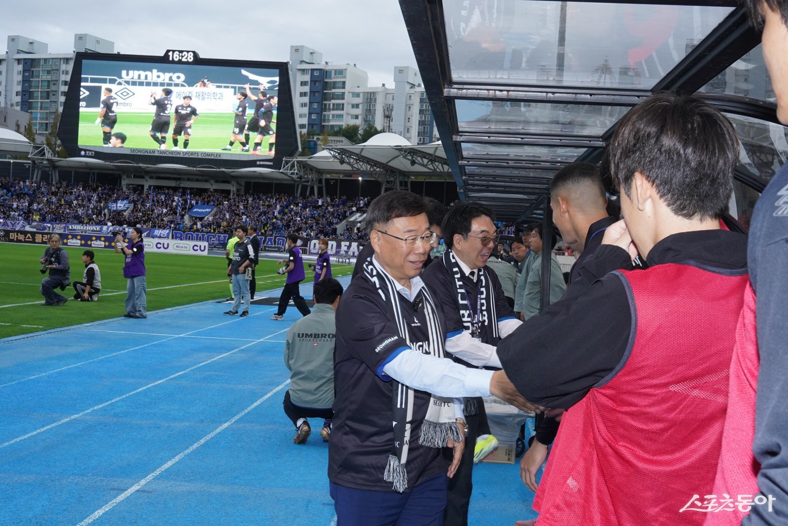 신상진 시장이 12일 탄천종합운동장에서 열린 K리그2 제34라운드 성남FC 홈경기에서 선수단을 격려하고 있다. 사진제공ㅣ성남시