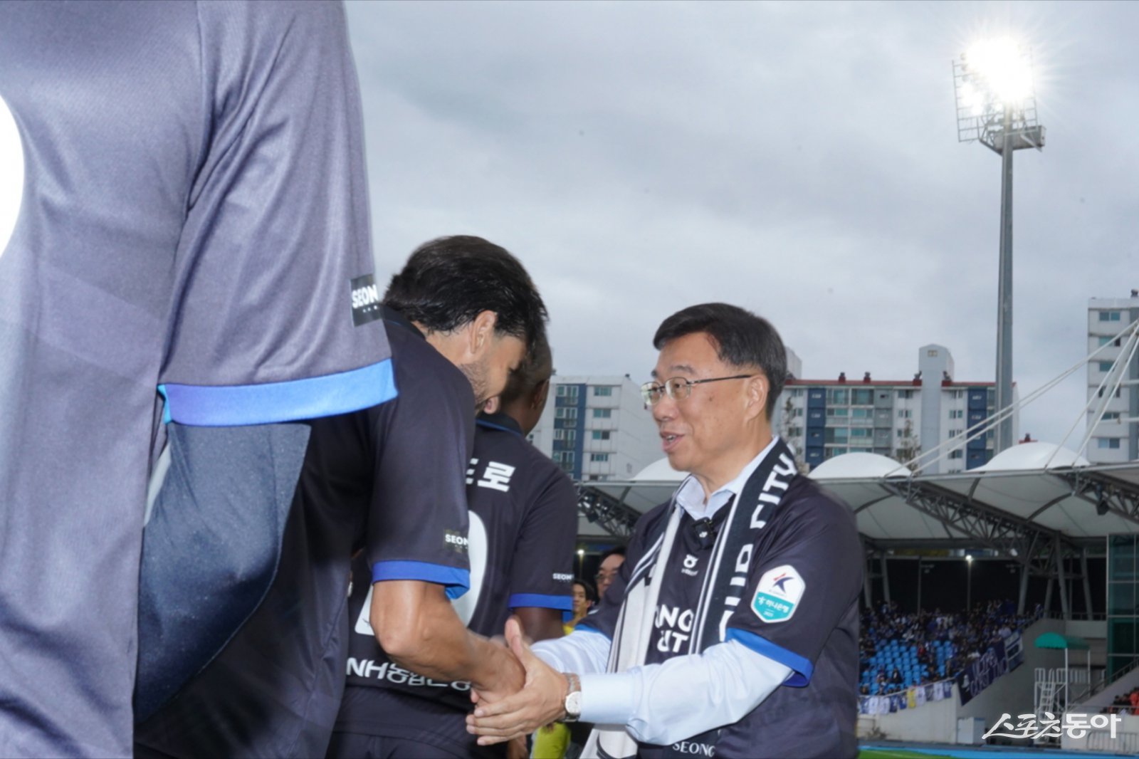 신상진 시장이 12일 탄천종합운동장에서 열린 K리그2 제34라운드 성남FC 홈경기에서 선수단을 격려하고 있다. 사진제공ㅣ성남시