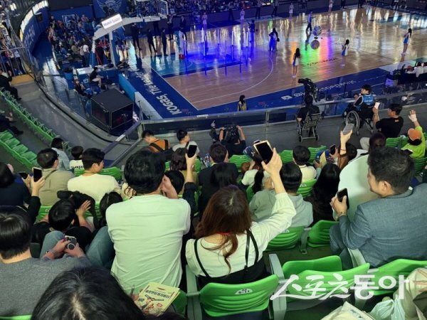 예천군 ‘솔로엔딩 버저비터’ 참가자들이 단체로 스포츠 경기를 관람하고 있다. 사진제공 ㅣ 예천군