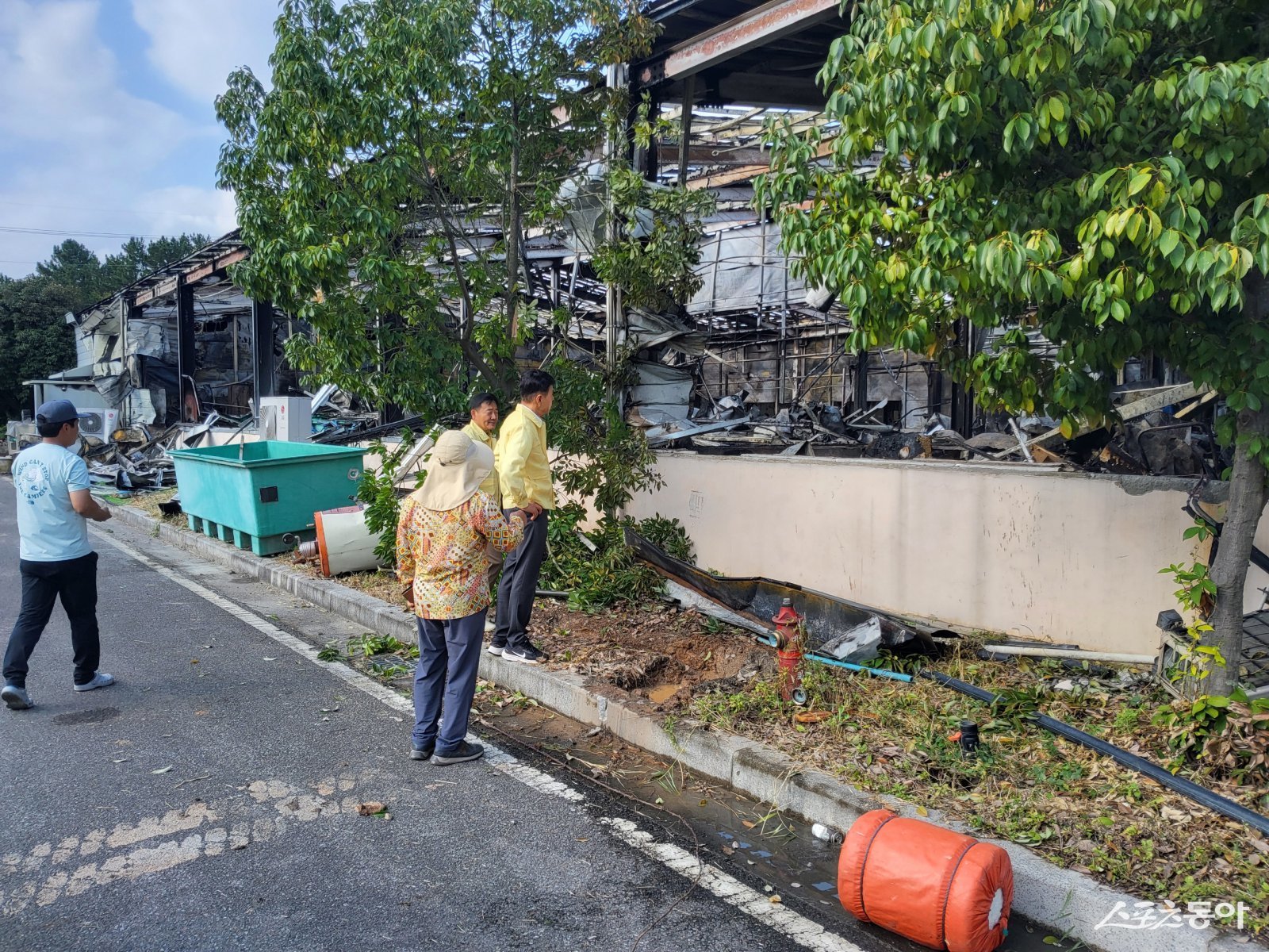 김철우 보성군수가 지난 12일 발생한  보성군 꼬막 등 종묘배양장 화재 현장에서 피해 상황을 점검하고 있다. 사진제공=보성군