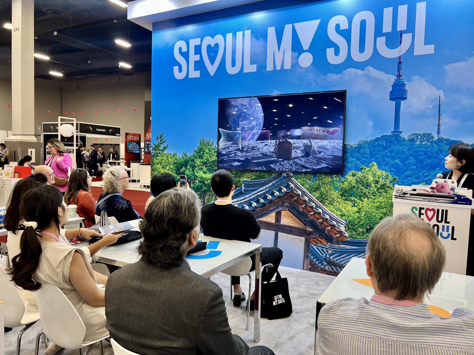 2025 IMEX America 서울 홍보관에서 그룹바이어 대상 설명회를 개최하는 모습