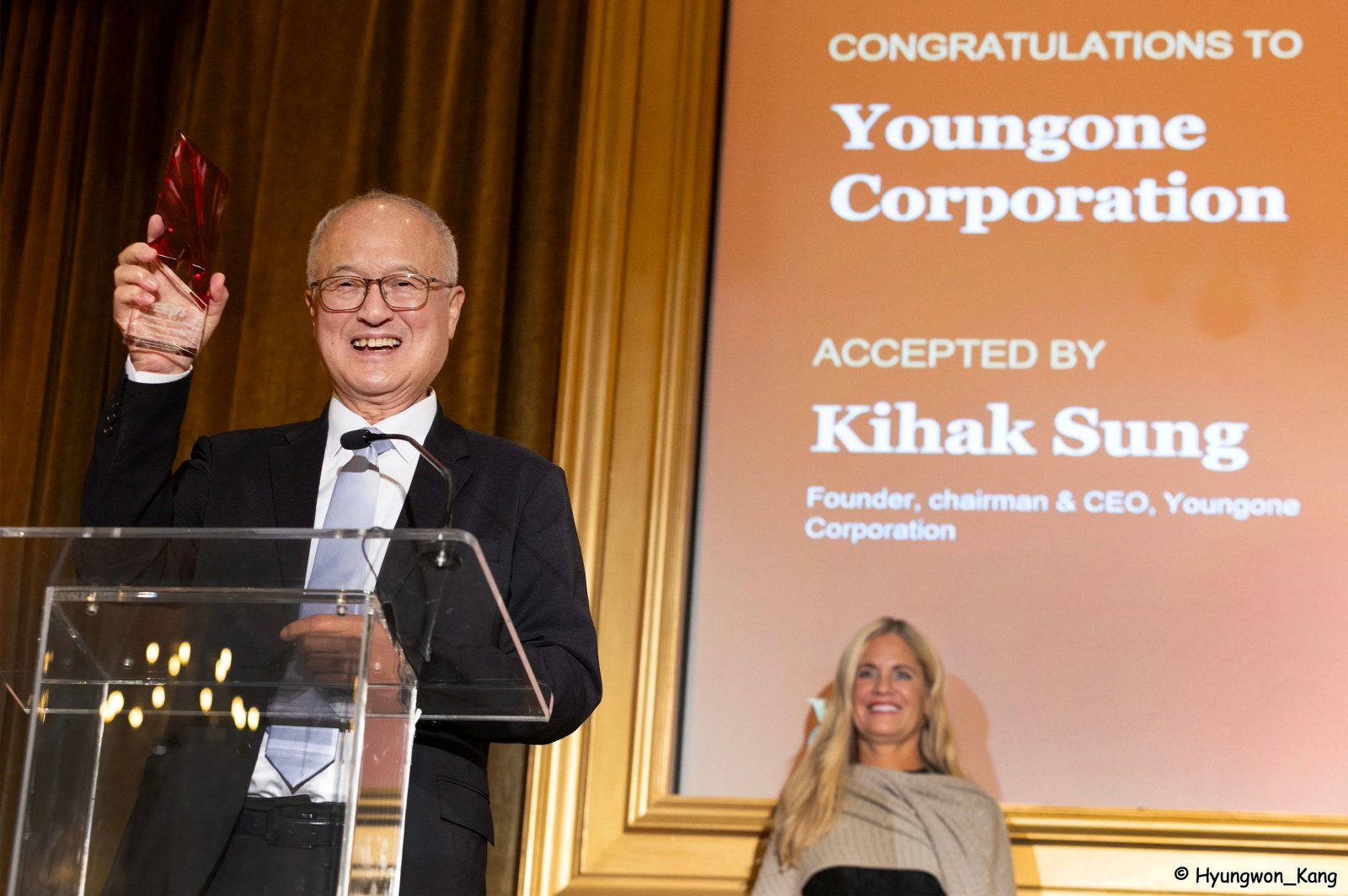 6일(현지시간) 미국 시카고 드레이크 호텔에서 열린 ‘2025 WCD 비저너리 어워즈’에서 영원무역 성기학 회장이 수상하고 있다. 영원무역 제공