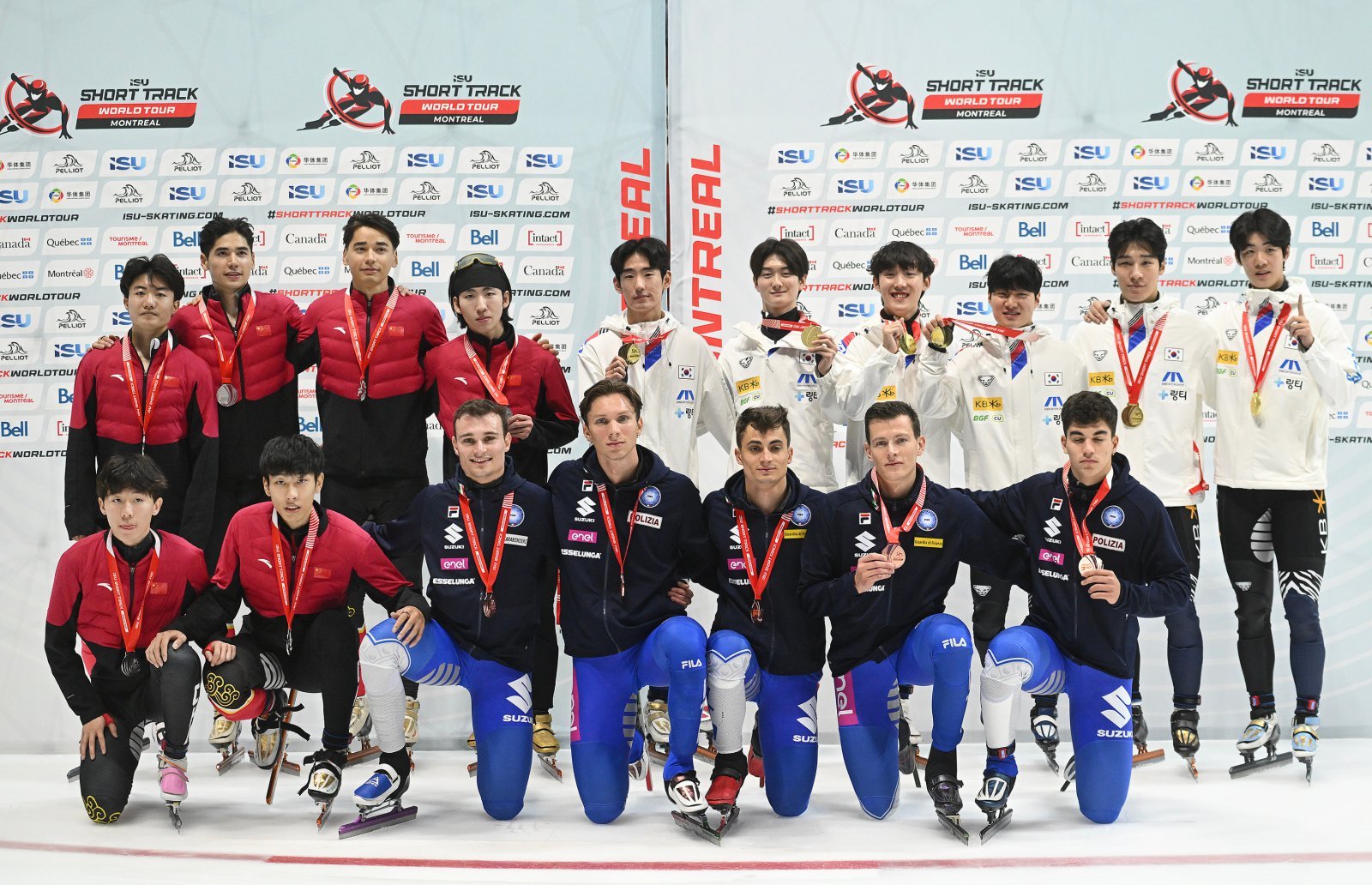 대한민국쇼트트랙대표팀이 13일(한국시간) 막을 내린 2025~2026시즌 ISU 쇼트트랙 월드 투어 1차 대회를 금메달 3개와 은메달 4개로 마무리했다. 13일 남자 계주 5000m에서 금메달을 따낸 남자대표팀 선수들(뒷줄 오른쪽)이 기뻐하고 있다. 몬트리올ㅣAP뉴시스