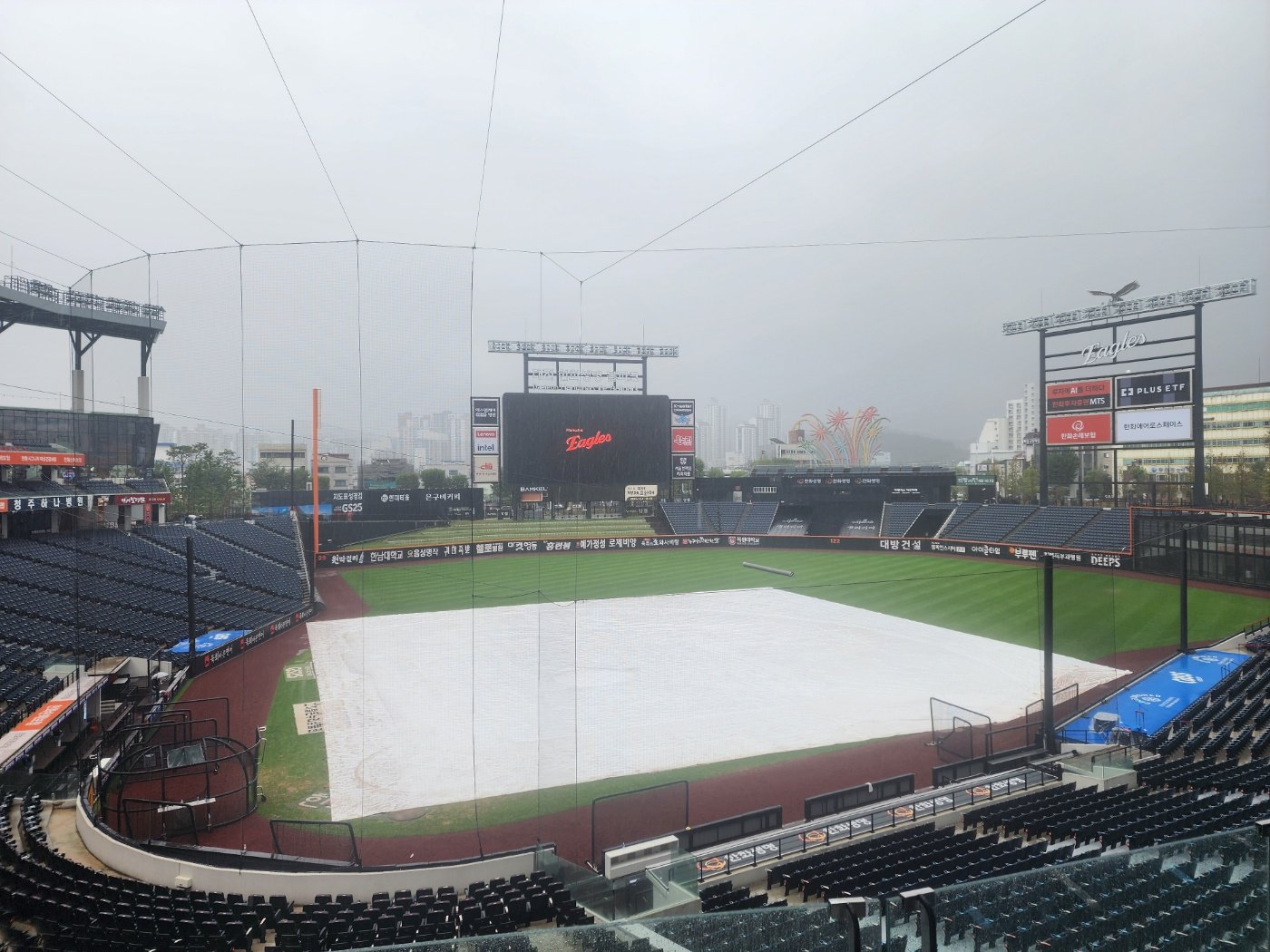 13일 대전한화생명볼파크에서 열릴 예정이던 한화와 상무의 연습경기는 우천 취소됐다. 14일 무관중으로 치러질 예정이다. 대전|박정현 기자