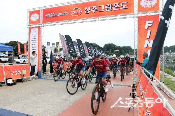 11일 ‘2025 상주그란폰도’ 대회가 열려 동호인들이 자전거를 타고 가는 모습. 사진제공ㅣ상주시