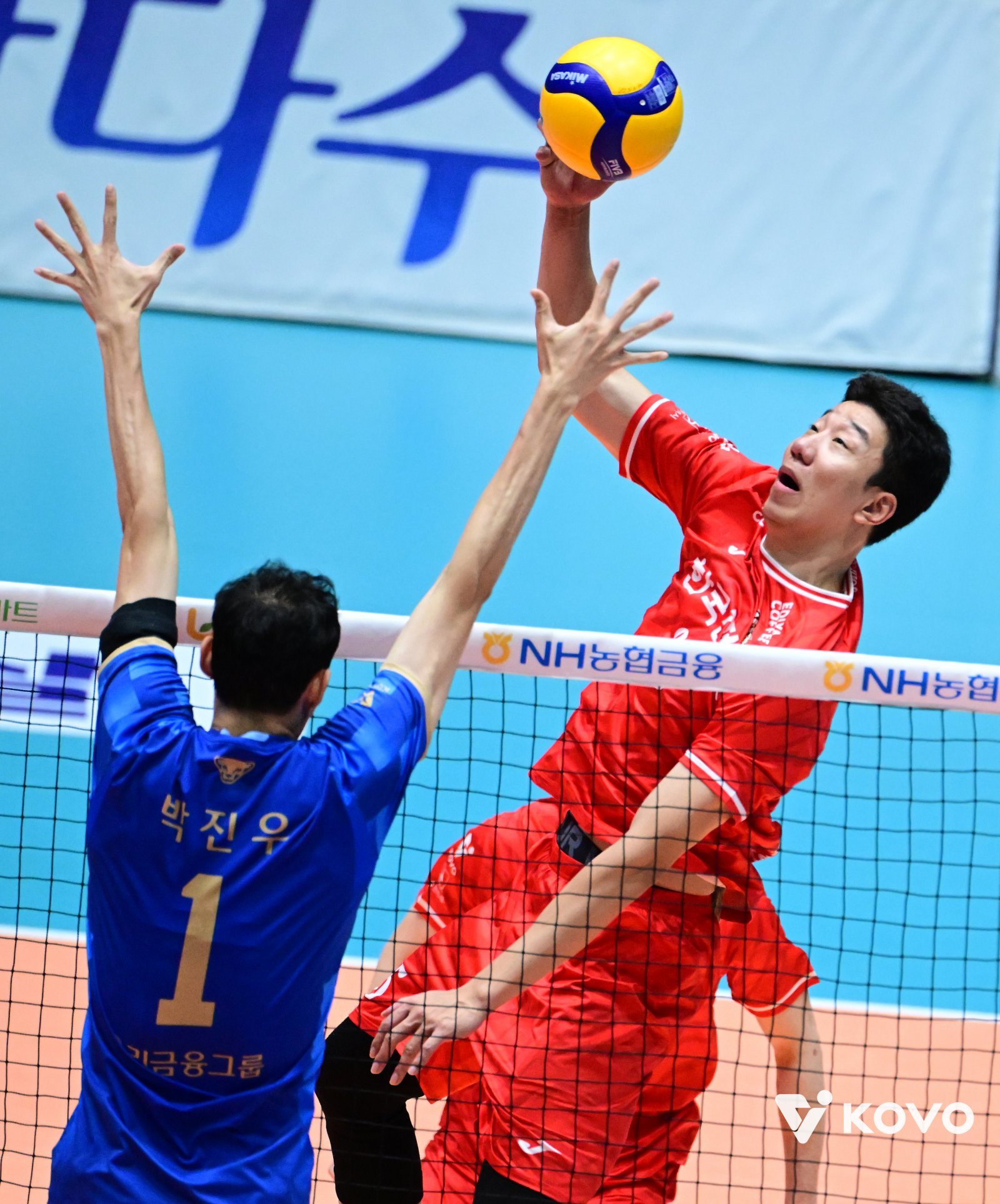 한국전력 베테랑 센터 신영석은 39세의 나이에도 여전히 현역 생활을 이어가고 있다. 역대 V리그 최다 블로킹 득점에 빛나지만, 그는 “팬들에게 오랫동안 기억되는 선수가 되고 싶다”는 목표를 밝혔다. 사진제공|KOVO