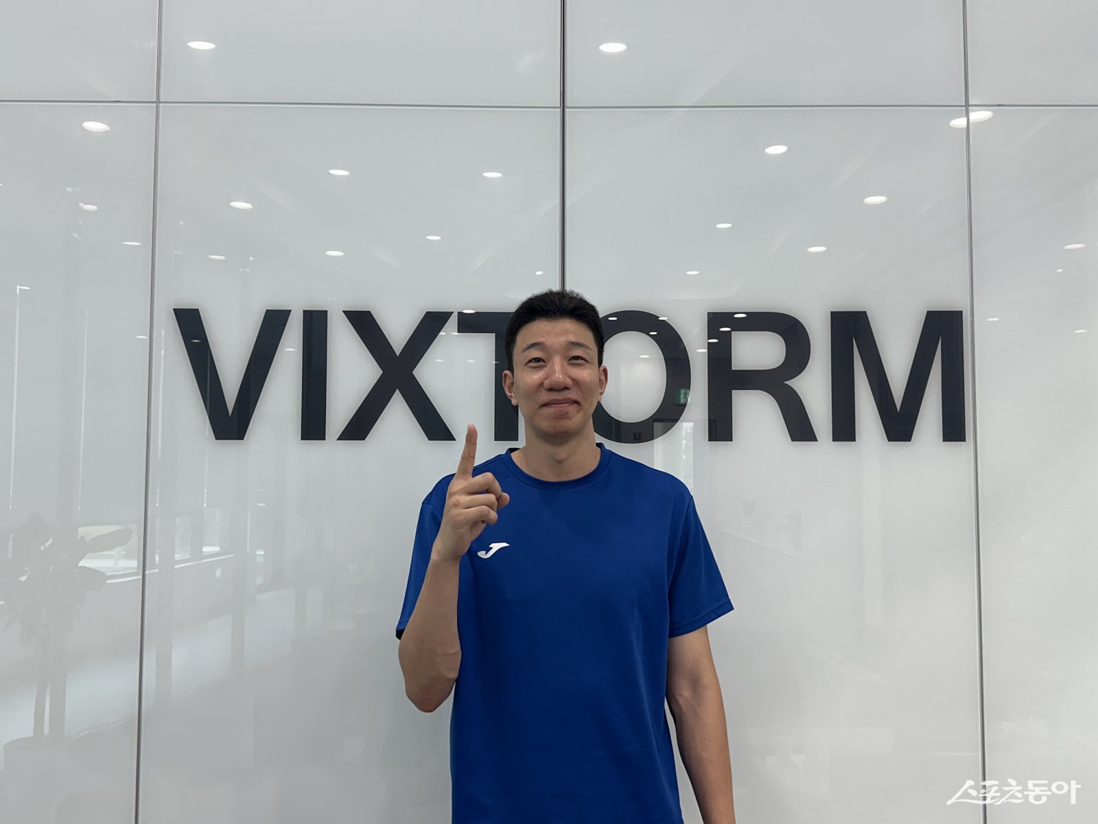 한국전력 베테랑 센터 신영석은 39세의 나이에도 여전히 현역 생활을 이어가고 있다. 역대 V리그 최다 블로킹 득점에 빛나지만, 그는 “팬들에게 오랫동안 기억되는 선수가 되고 싶다”는 목표를 밝혔다. 오산|백현기 기자 hkbaek@donga.com