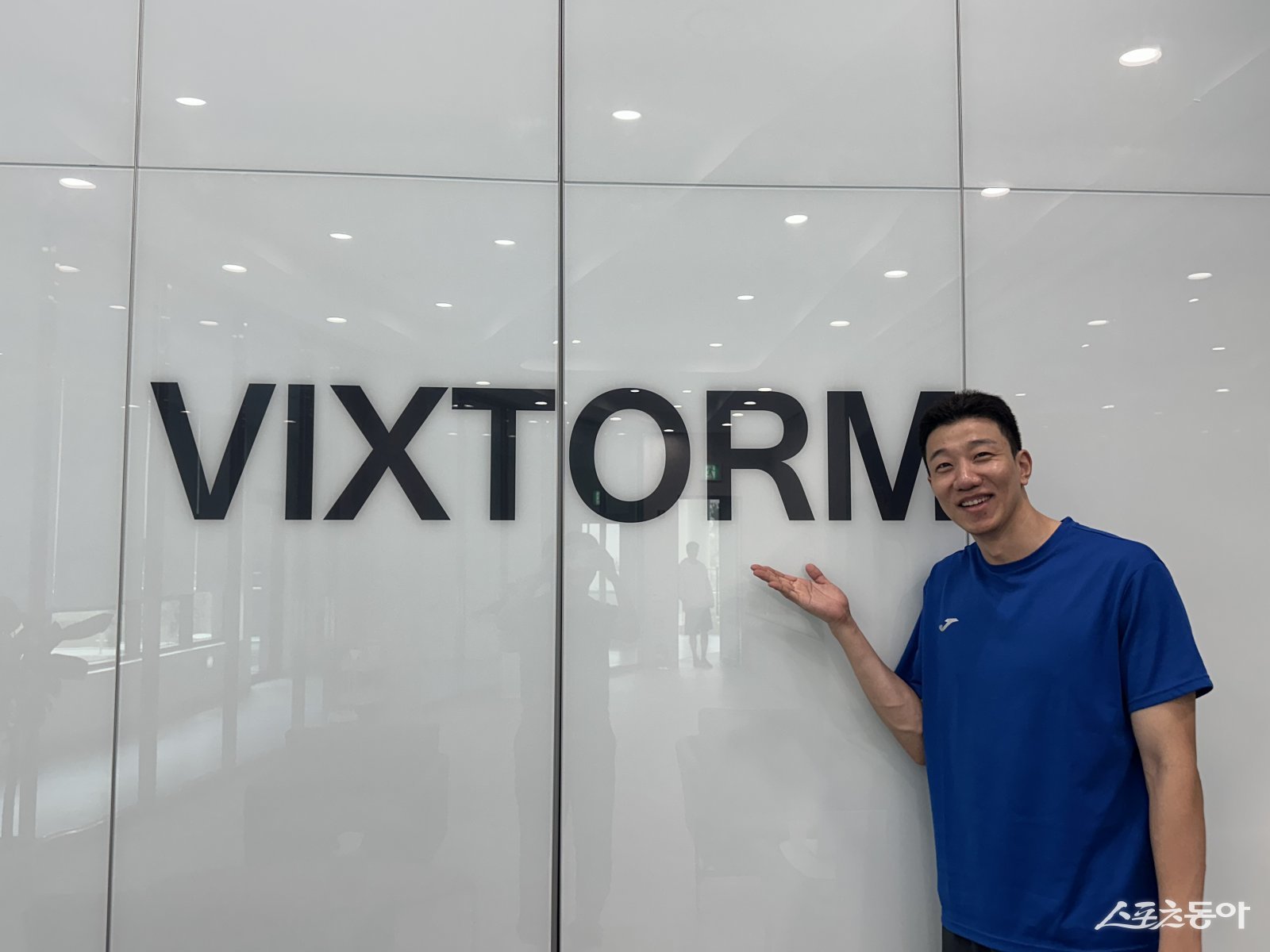 한국전력 베테랑 센터 신영석은 39세의 나이에도 여전히 현역 생활을 이어가고 있다. 역대 V리그 최다 블로킹 득점에 빛나지만, 그는 “팬들에게 오랫동안 기억되는 선수가 되고 싶다”는 목표를 밝혔다. 오산|백현기 기자 hkbaek@donga.com