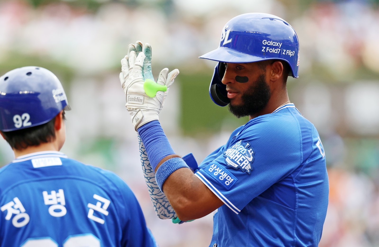 삼성 르윈 디아즈(오른쪽)는 9~10월 압도적인 활약으로 월간 MVP에 선정됐다. 그는 홈런, 타점, 장타율 부문 리그 1위로 3관왕을 확정할 만큼 뜨거운 한 시즌을 보냈다.|뉴시스