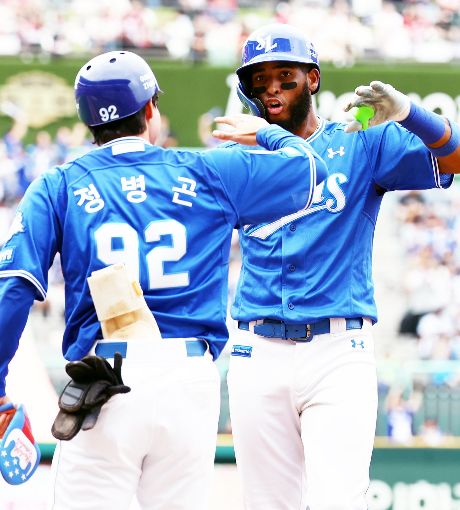 삼성 르윈 디아즈(오른쪽)는 9~10월 압도적인 활약으로 월간 MVP에 선정됐다. 그는 홈런, 타점, 장타율 부문 리그 1위로 3관왕을 확정할 만큼 뜨거운 한 시즌을 보냈다.|뉴시스