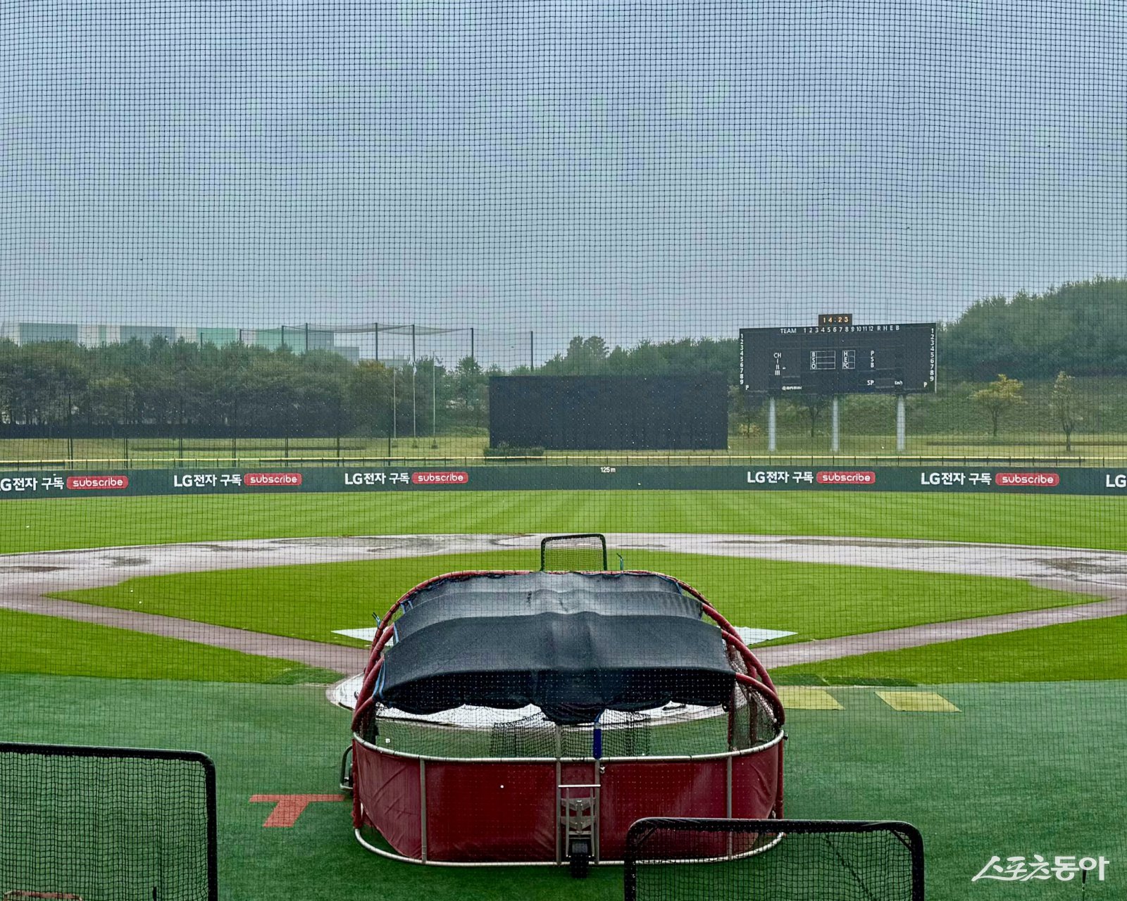 13일 이천 LG챔피언스파크에 비가 내리고 있다. 한국시리즈 대비 훈련 중인 LG는 비로 청백전 일정을 연기했다. 이천|김현세 기자 kkachi@donga.com