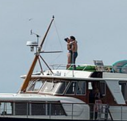 케이티 페리와 쥐스탱 트뤼도 전 캐나다 총리가 캘리포니아 요트 위에서 포옹과 키스를 나누는 모습이 포착돼 열애설이 사실상 확인됐다. 뉴시스