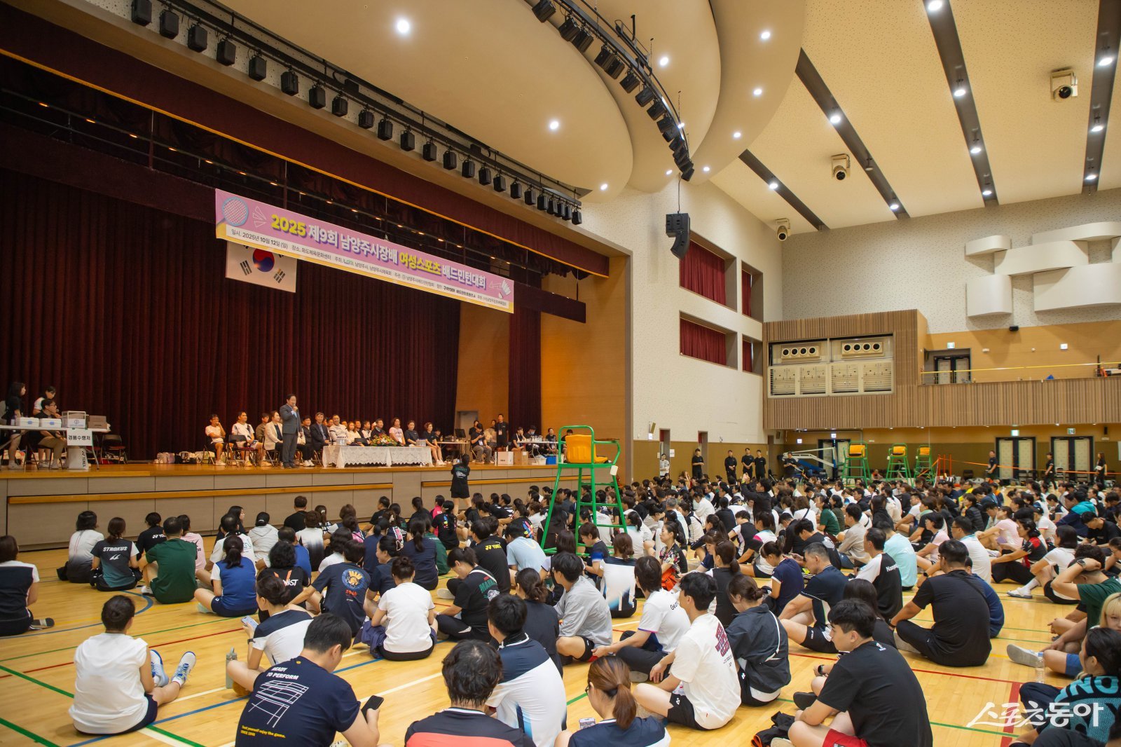 12일 화도체육문화센터 실내체육관에서 ‘제9회 남양주시장배 여성스포츠 배드민턴대회’를 개최하고 있다. 사진제공ㅣ남양주시