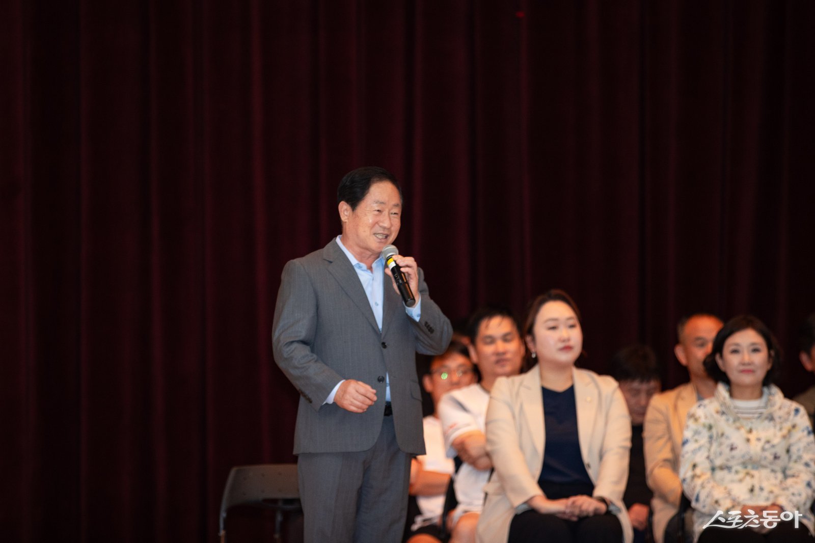 주광덕 시장은 12일 화도체육문화센터 실내체육관에서 ‘제9회 남양주시장배 여성스포츠 배드민턴대회’에서 인사말을 하고 있다. 사진제공ㅣ남양주시