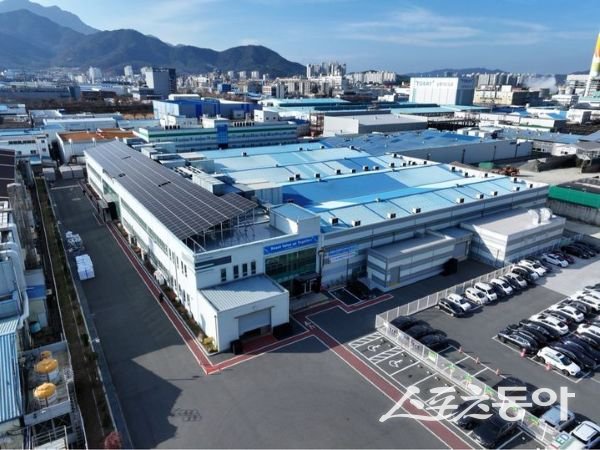 공장 위에 설치된 태양광 전경. 사진제공ㅣ구미시