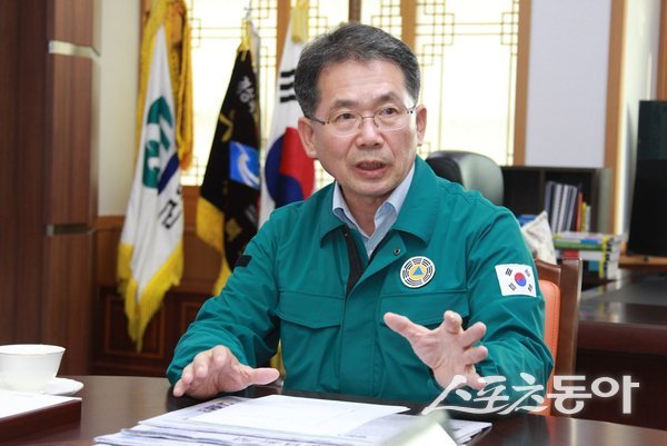 김진열 군위군수가 군위형 기본소득 모델로 지속 가능한 지역경제 구조에 대해 설명하고 있는 모습. 사진제공ㅣ군위군
