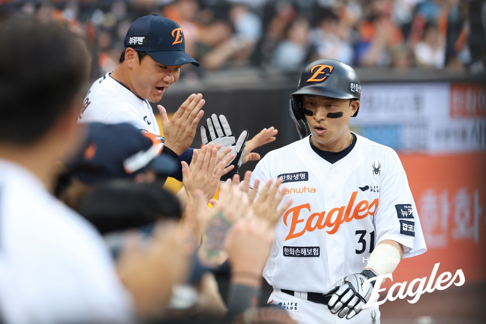 한화 손아섭(오른쪽)은 개인 네 번째 PO를 치른다. 올해도 후회 없이 모든 걸 걸고 싸우겠다는 각오를 밝혔다. 사진제공|한화 이글스