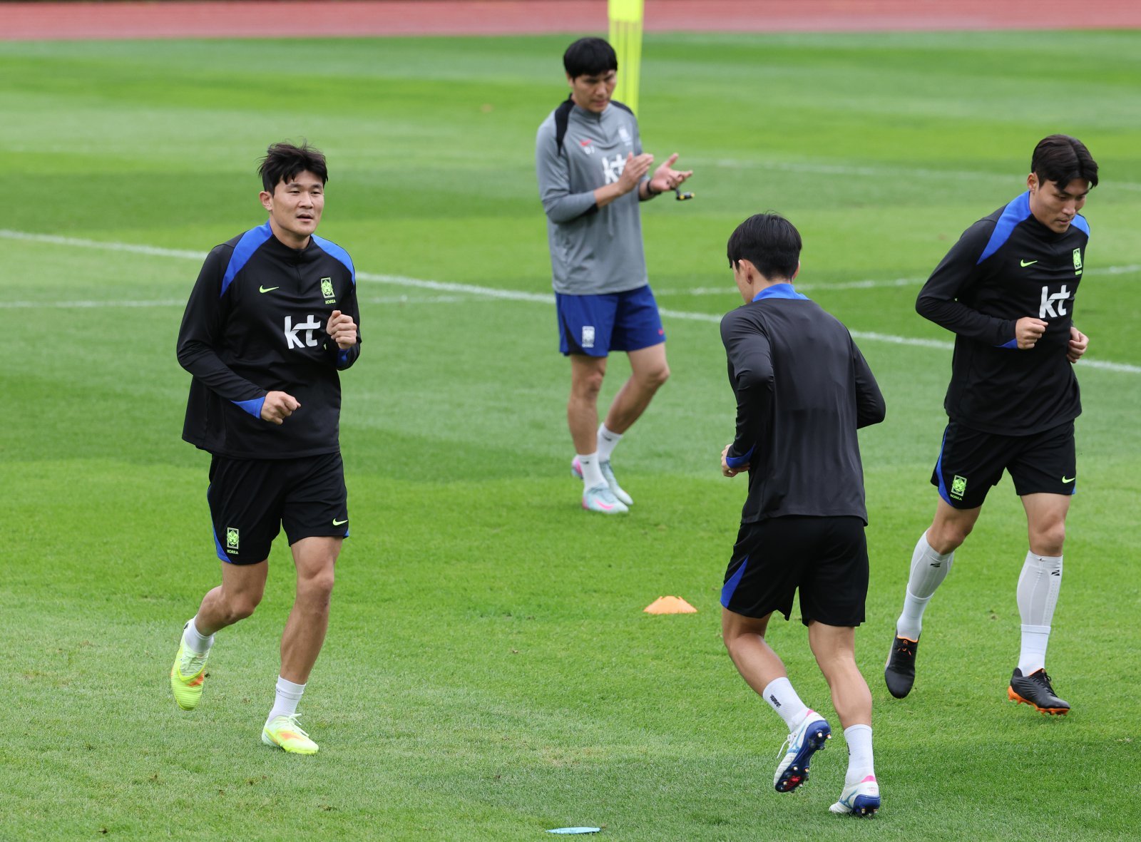 축구대표팀 김민재(왼쪽)와 박진섭(오른쪽) 등이 12일 고양종합운동장 보조구장에서 가벼운 러닝으로 몸을 풀고 있다. 고양|뉴시스