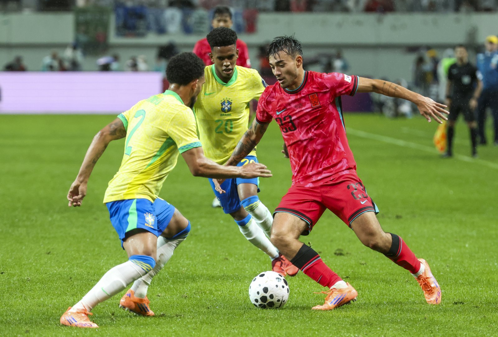 축구대표팀 미드필더 카스트로프(오른쪽)가 10일 서울월드컵경기장에서 열린 브라질 평가전에서 상대 수비수를 제치고 드리블을 시도하고 있다. 상암|뉴시스
