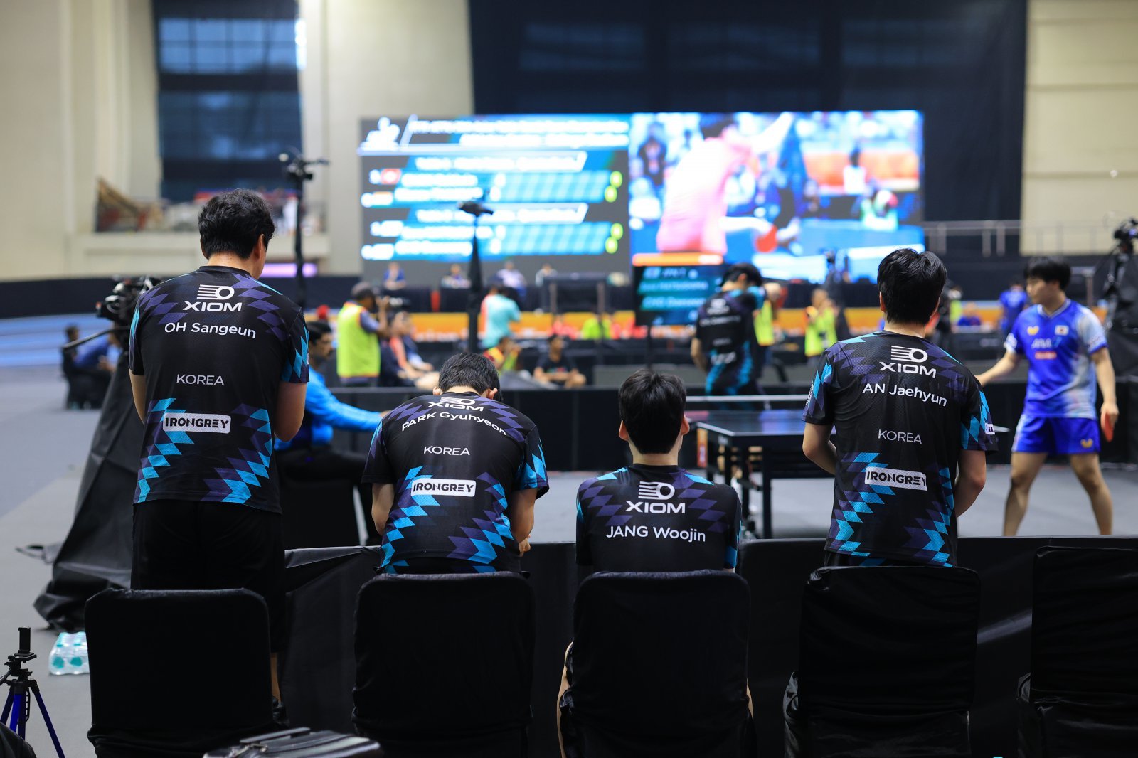 한국남자탁구대표팀 선수들이 12일(한국시간) 인도 부바네스와르의 칼링가스타디움에서 열린 2025아시아탁구선수권 2일째 남자 단체전 8강에서 일본에 매치스코어 1-3으로 패한뒤 아쉬워하고 있다. 그동안 약점으로 지적된 단식 경쟁력의 강화가 절실하다. 사진제공│대한탁구협회