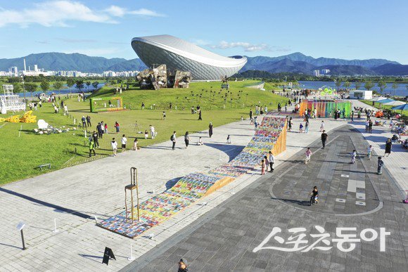 2025 달성 대구현대미술제에서 방문객들이 야외 전시를 여유롭게 감상하고 있는 모습. 사진제공ㅣ대구 달성군