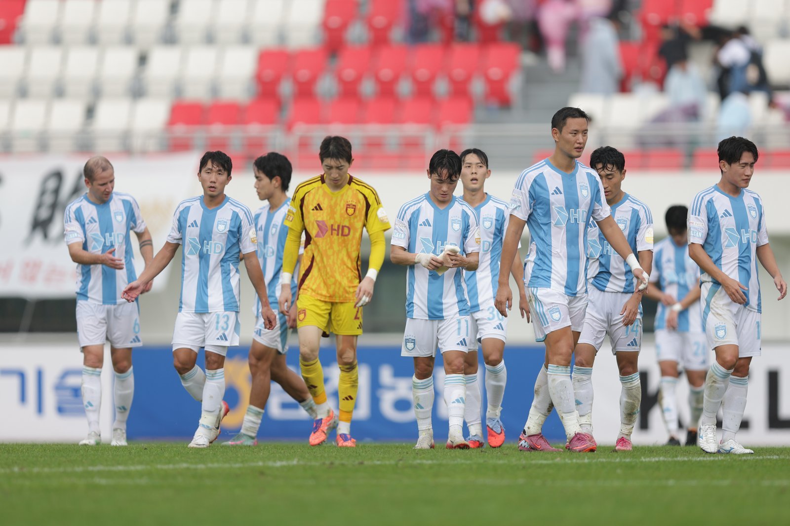 울산 HD 선수들이 5일 김천종합운동장에서 열린 김천 상무와 K리그1 32라운드 원정경기에서 완패한 뒤 고개를 숙인 채 그라운드를 빠져나가고 있다. 사진제공｜한국프로축구연맹
