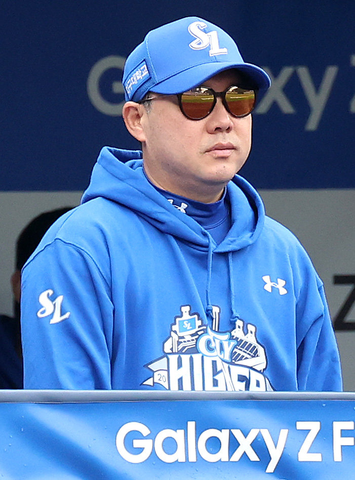 삼성 박진만 감독이 13일 대구 SSG와 준PO 3차전에 앞서 선수들에게 “경기 운영은 내가 책임진다. 선수들은 더 활기차게, 과감하게 움직이면 된다”는 메시지를 전했다. 뉴시스