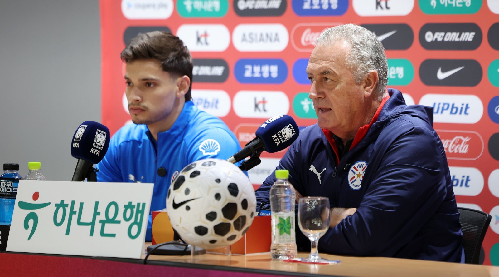 파라과이 축구대표팀의 구스타보 알파로 감독(오른쪽)과 미드필더 다미안 보바디야가 한국과의 친선전을 하루 앞두고 13일 고양종합운동장에서 열린 공식 기자회견에서 취재진의 질문에 답하고 있다. 고양|뉴시스