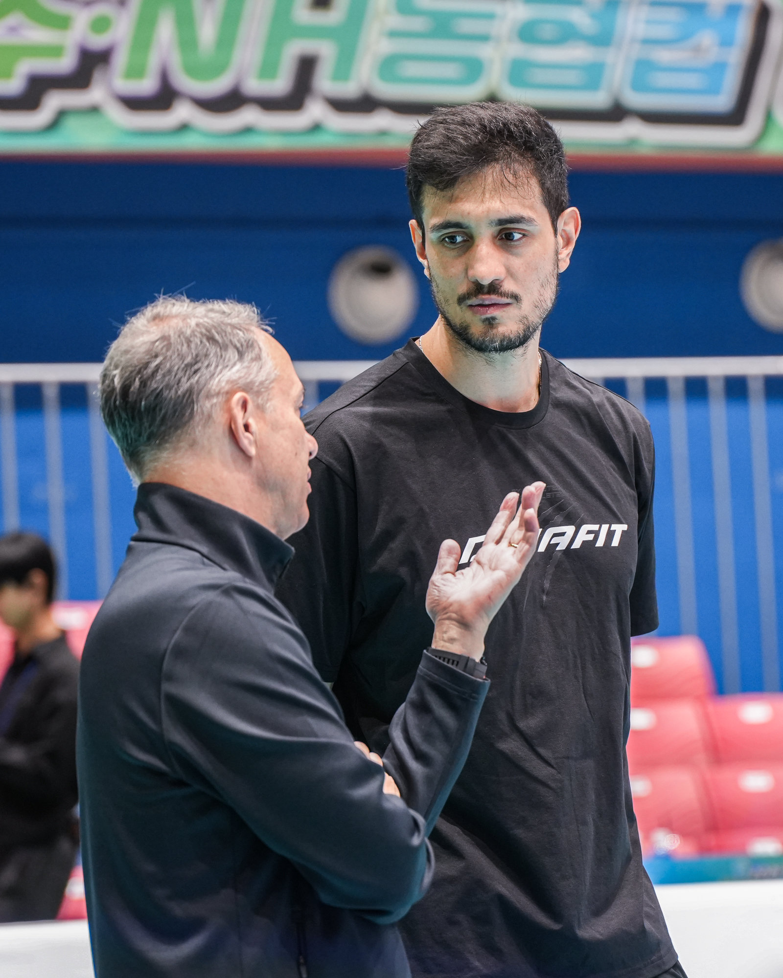 우리카드 아라우조(오른쪽)는 새 시즌 팀의 주포로서 맹활약을 다짐했다. 지난 시즌 외국인 주포들의 잇따른 부진으로 고전한 우리카드로선 그가 제 역할을 하면 새 시즌을 수월하게 치러나갈 수 있다. 사진제공│우리카드 배구단