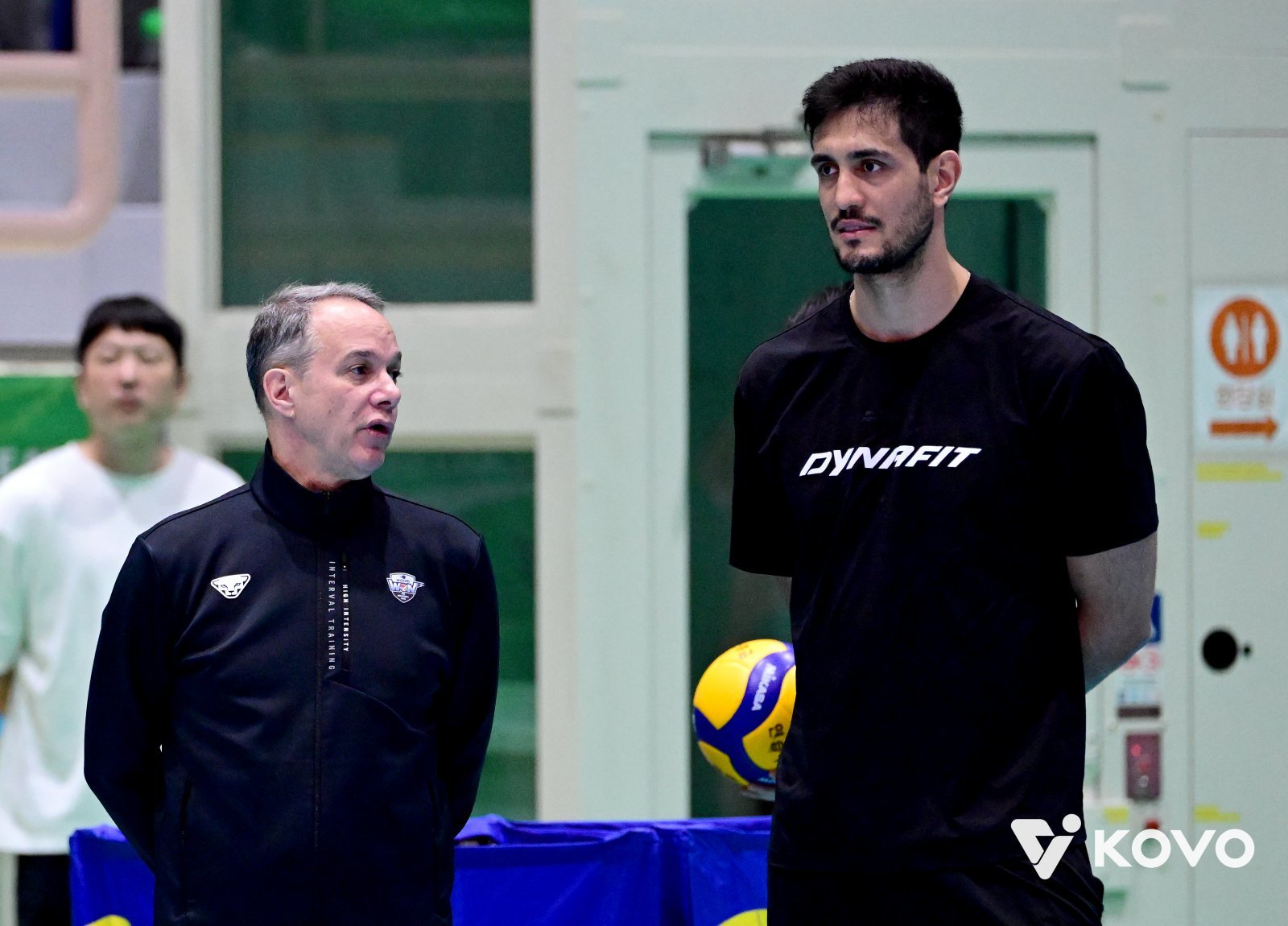 우리카드 아라우조(오른쪽)는 새 시즌 팀의 주포로서 맹활약을 다짐했다. 지난 시즌 외국인 주포들의 잇따른 부진으로 고전한 우리카드로선 그가 제 역할을 하면 새 시즌을 수월하게 치러나갈 수 있다. 사진제공│우리카드 배구단