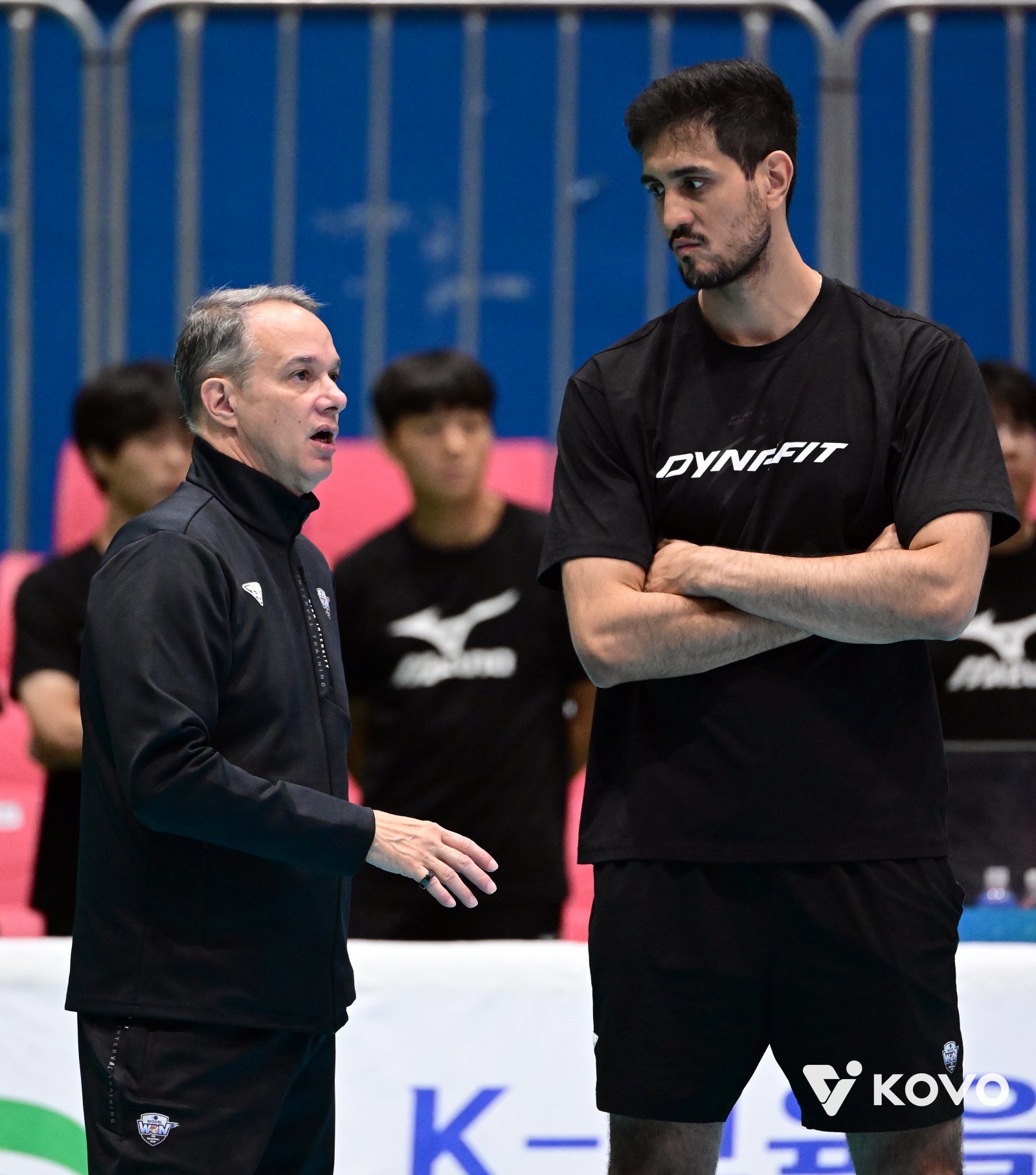 우리카드 아라우조(오른쪽)는 새 시즌 팀의 주포로서 맹활약을 다짐했다. 지난 시즌 외국인 주포들의 잇따른 부진으로 고전한 우리카드로선 그가 제 역할을 하면 새 시즌을 수월하게 치러나갈 수 있다. 사진제공│우리카드 배구단