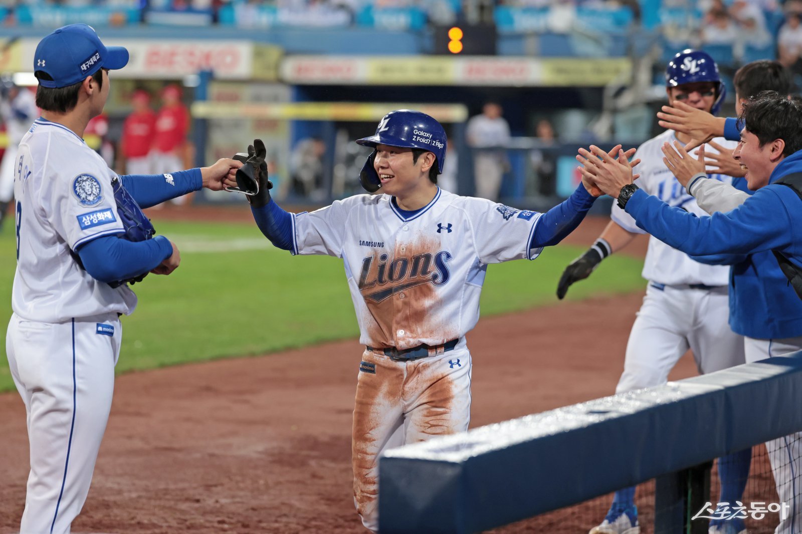 삼성 김지찬(가운데)이 13일 대구 SSG와 준PO 3차전에서 SSG의 실책을 틈타 홈을 밟은 뒤 기뻐하고 있다. 대구|뉴시스