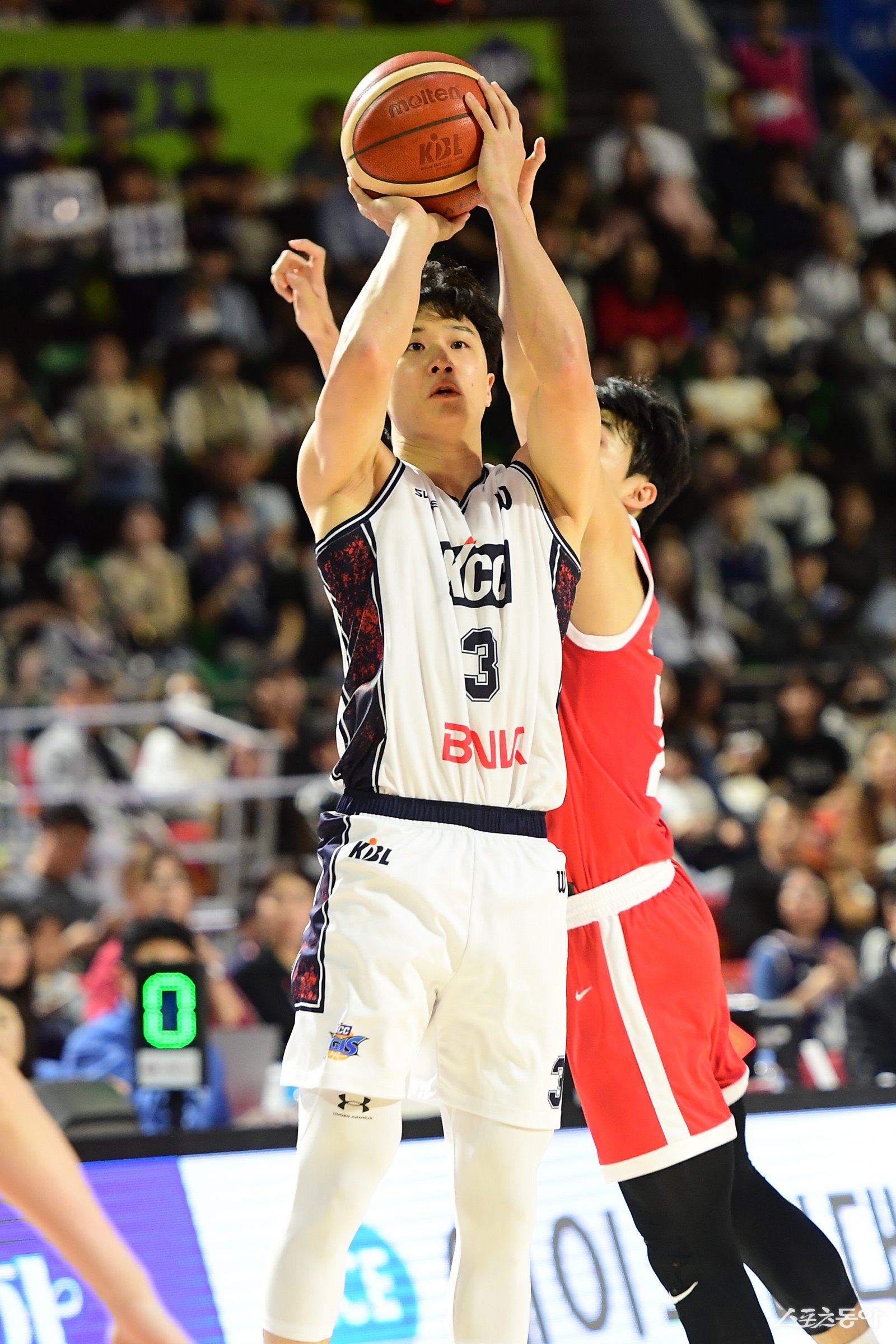 KCC 허웅(왼쪽)이 13일 잠실학생체육관에서 열린 SK전서 오재현의 수비를 피해 외곽슛을 시도하고 있다. 사진제공｜KBL