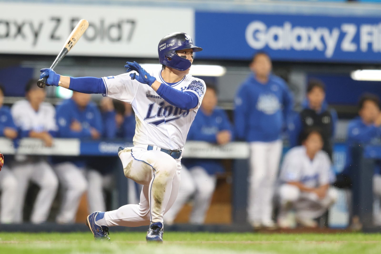 삼성 김성윤이 3일 대구삼성라이온즈파크에서 열린 ‘2025 신한 SOL 뱅크 KBO 포스트시즌(PS)’ SSG와 준플레이오프(준PO·5전3선승제) 3차전에 2번타자 우익수로 선발출전해 3회말 힘차게 스윙을 하고 있다. 김성윤은 이날 4타수 2안타 2타점 2득점을 기록하며 팀의 5-3 승리를 이끌었다. 사진제공|삼성 라이온즈